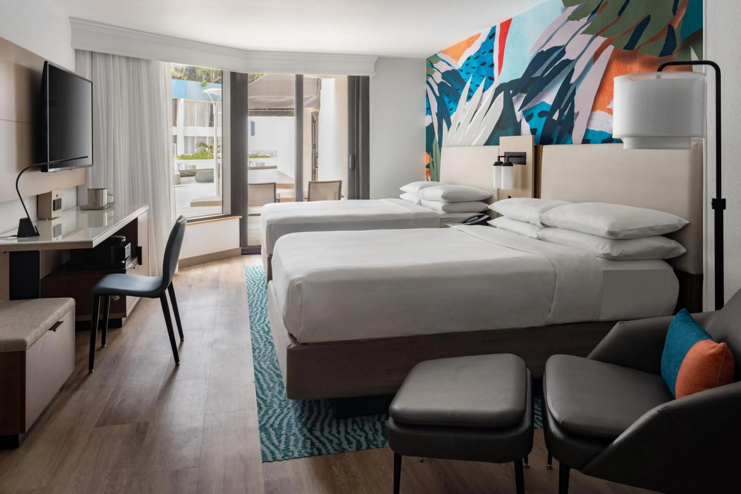 Swimming pool, Bed in Miami Marriott Biscayne Bay