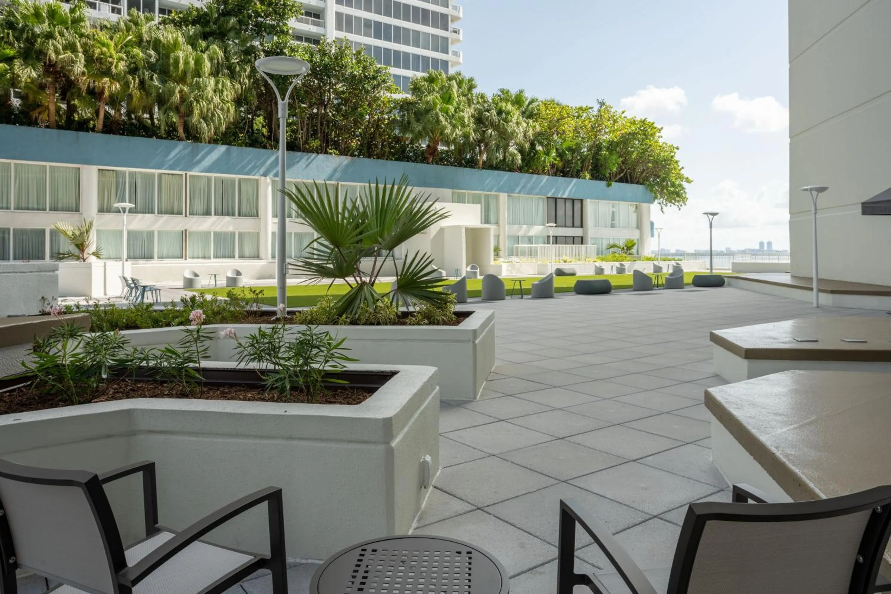 Swimming pool in Miami Marriott Biscayne Bay