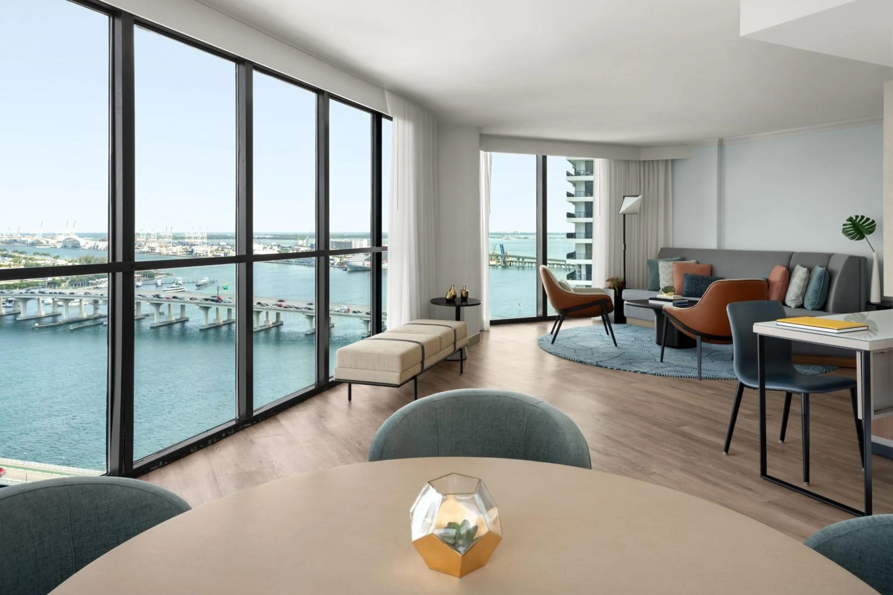Photo of the whole room in Miami Marriott Biscayne Bay