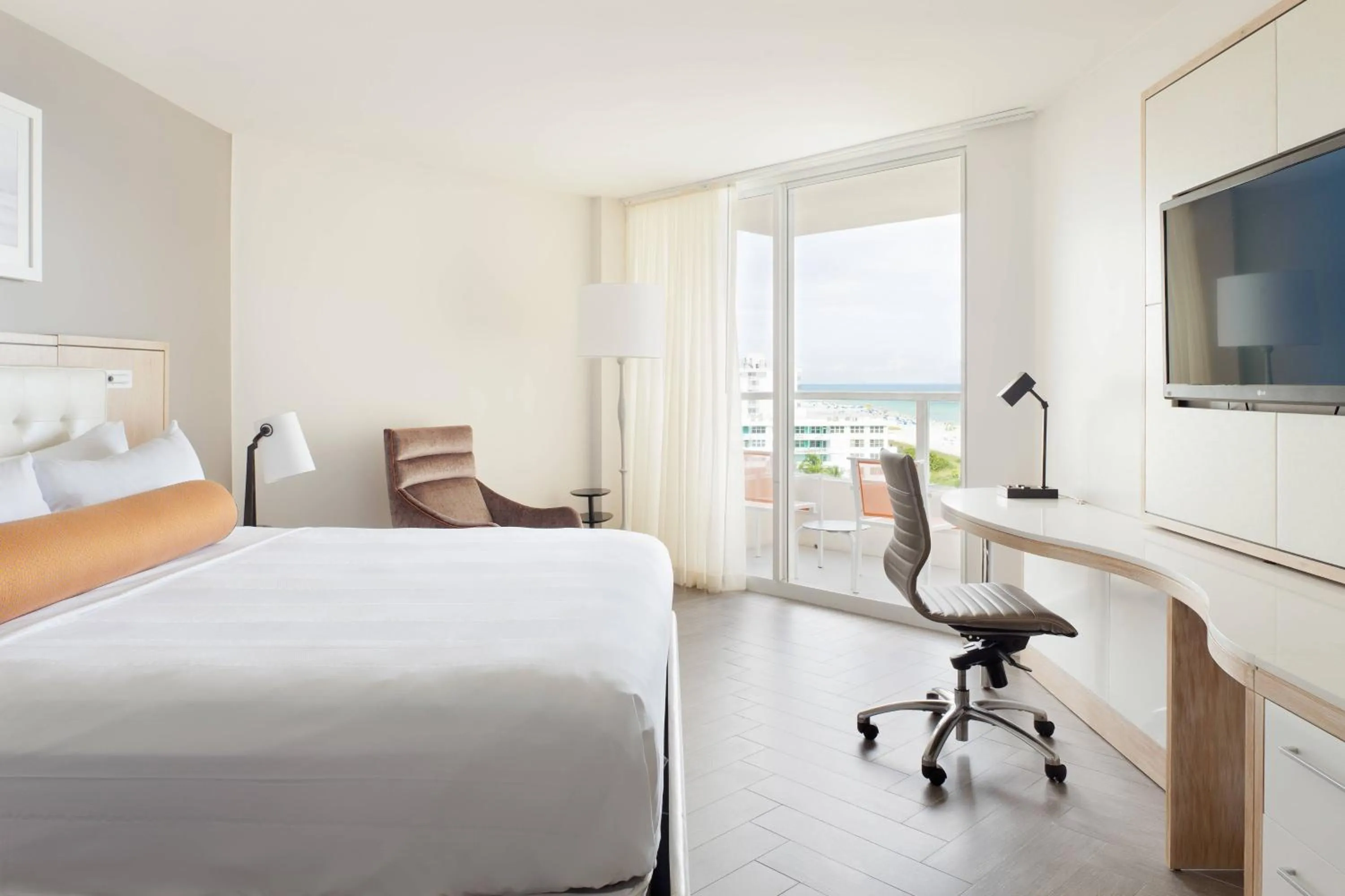 Photo of the whole room, Bed in Marriott Stanton South Beach