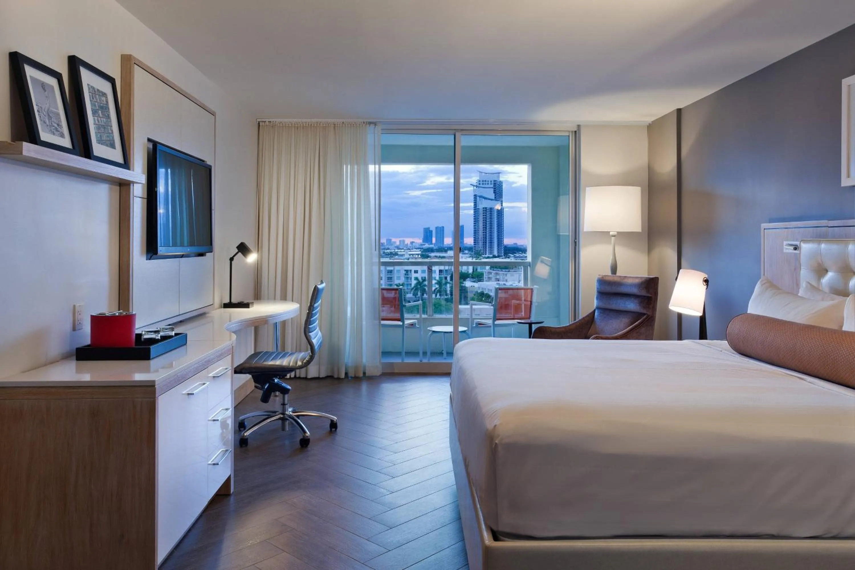 King Room with Skyline View - Hearing Accessible in Marriott Stanton South Beach