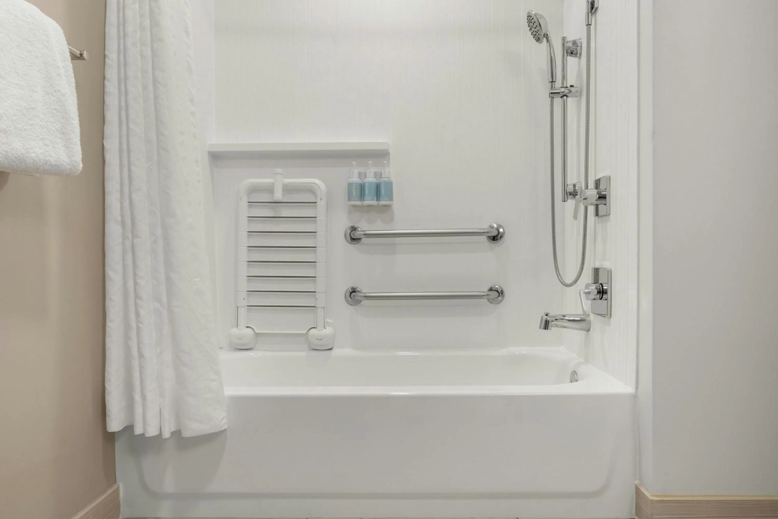 Photo of the whole room in Courtyard Philadelphia/Langhorne