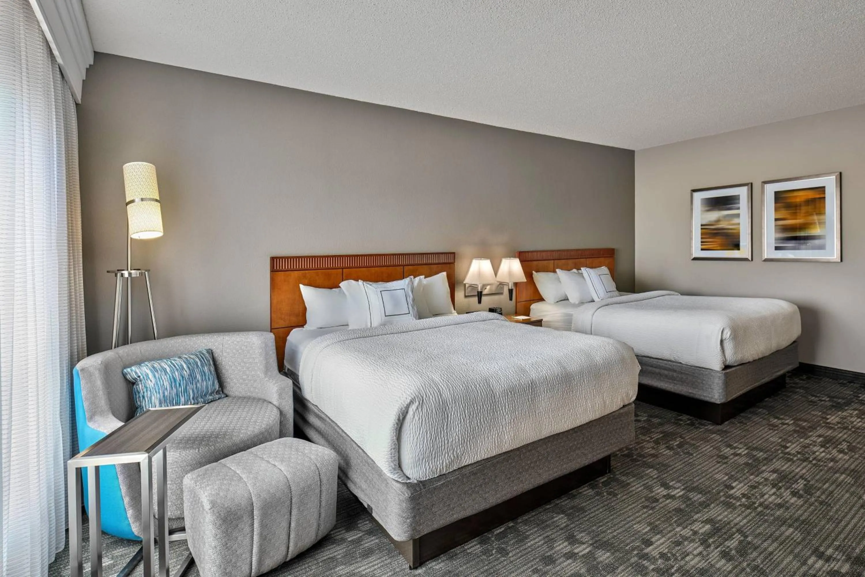 Photo of the whole room, Bed in Courtyard Philadelphia/Langhorne