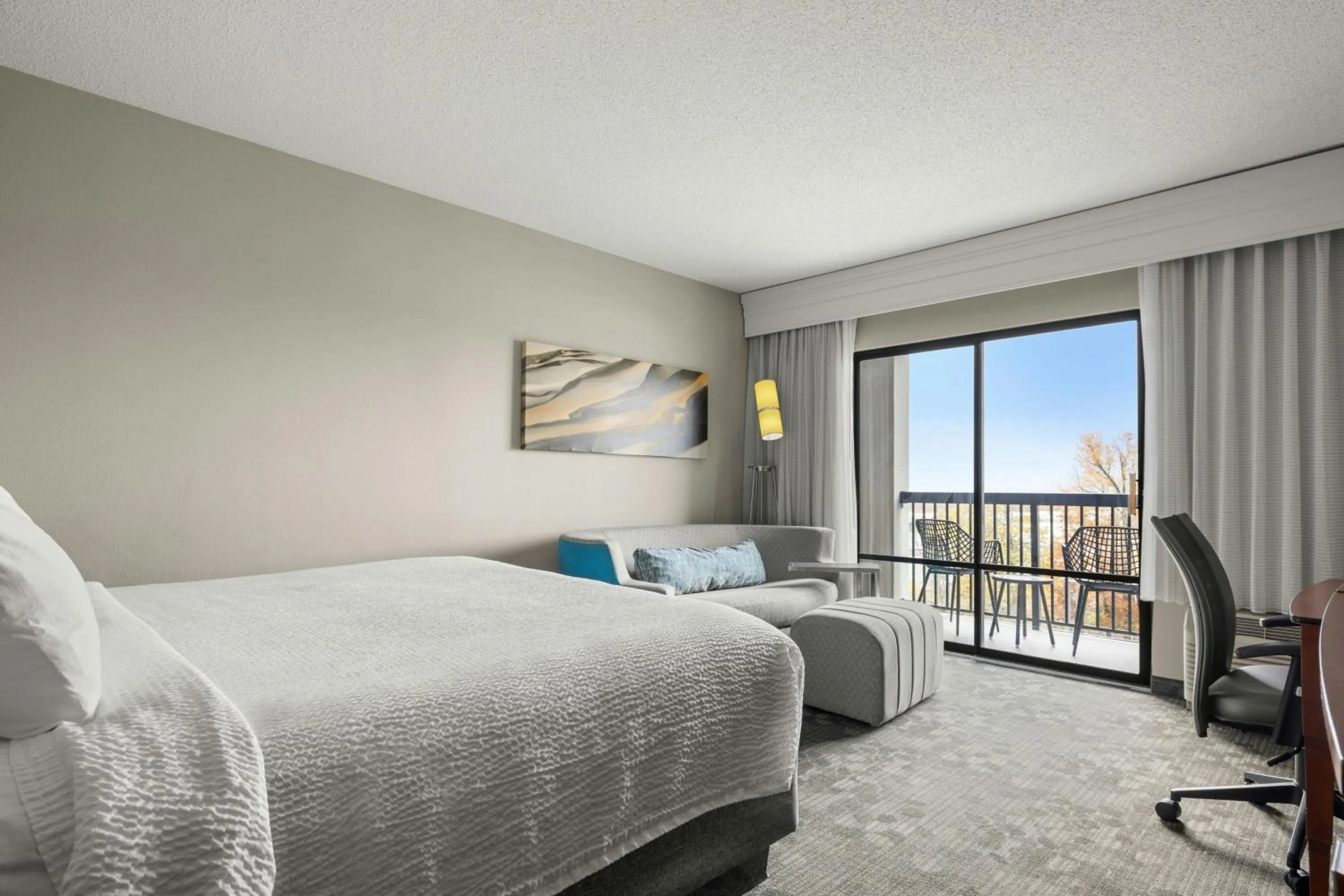 Photo of the whole room, Bed in Courtyard Philadelphia/Langhorne