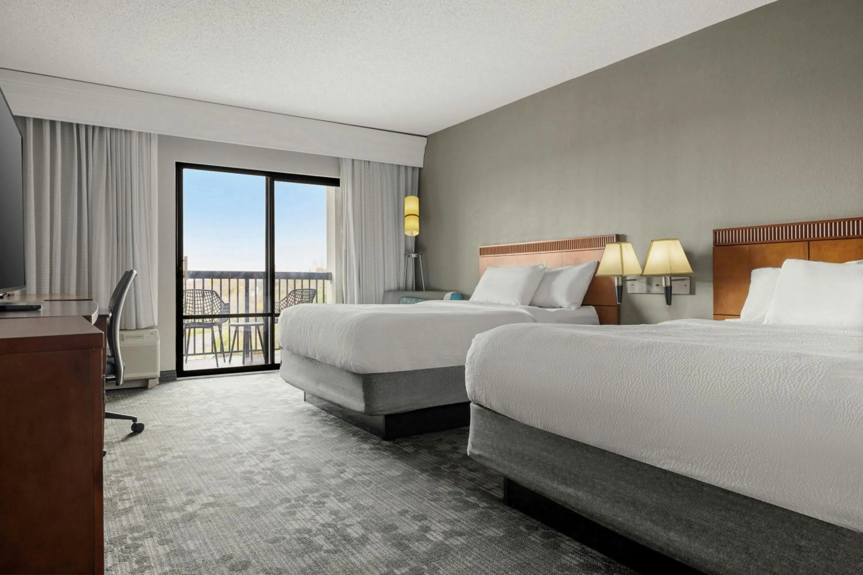 Photo of the whole room, Bed in Courtyard Philadelphia/Langhorne