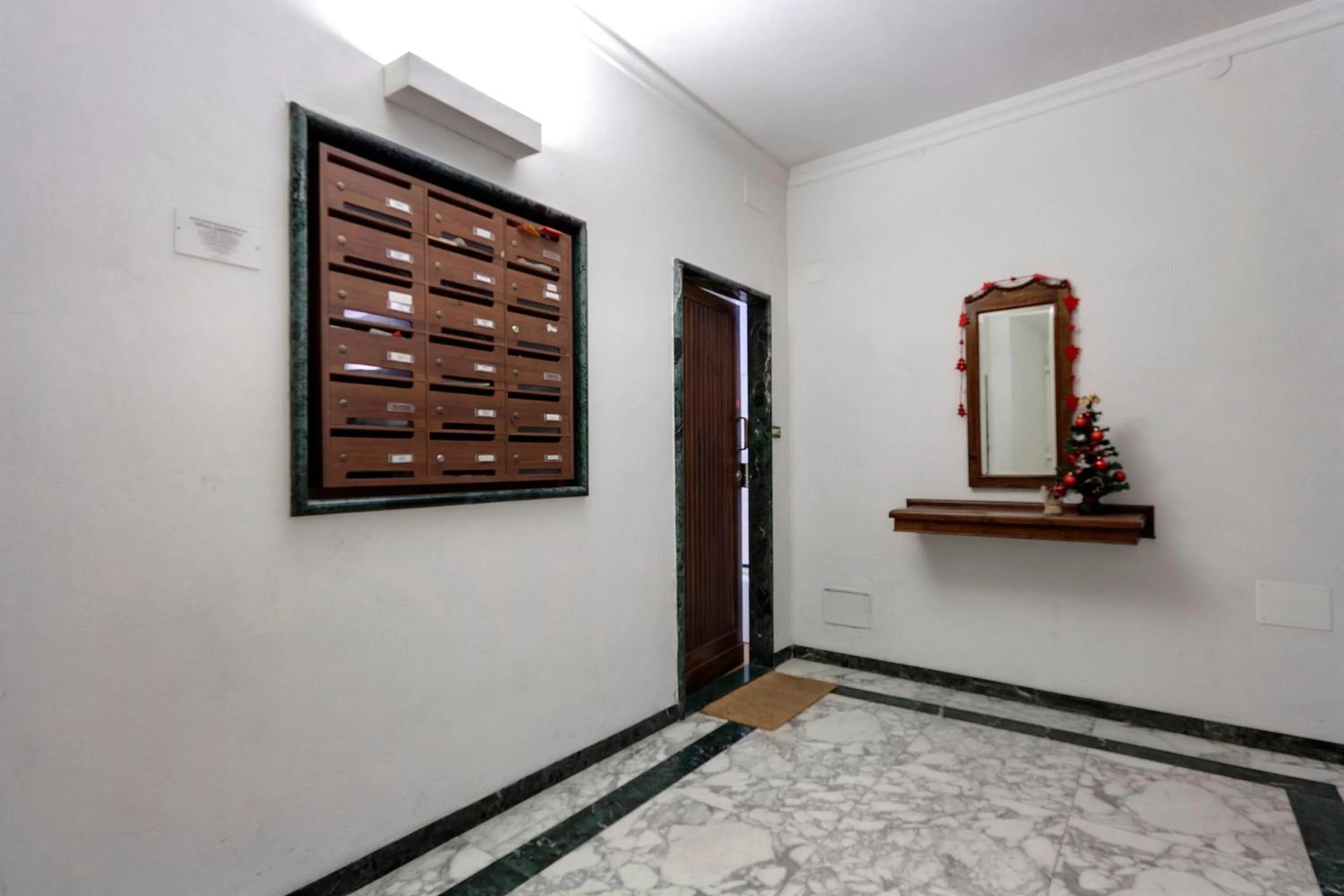 Facade/entrance in Costa San Giorgio Apartment by Mamo Florence