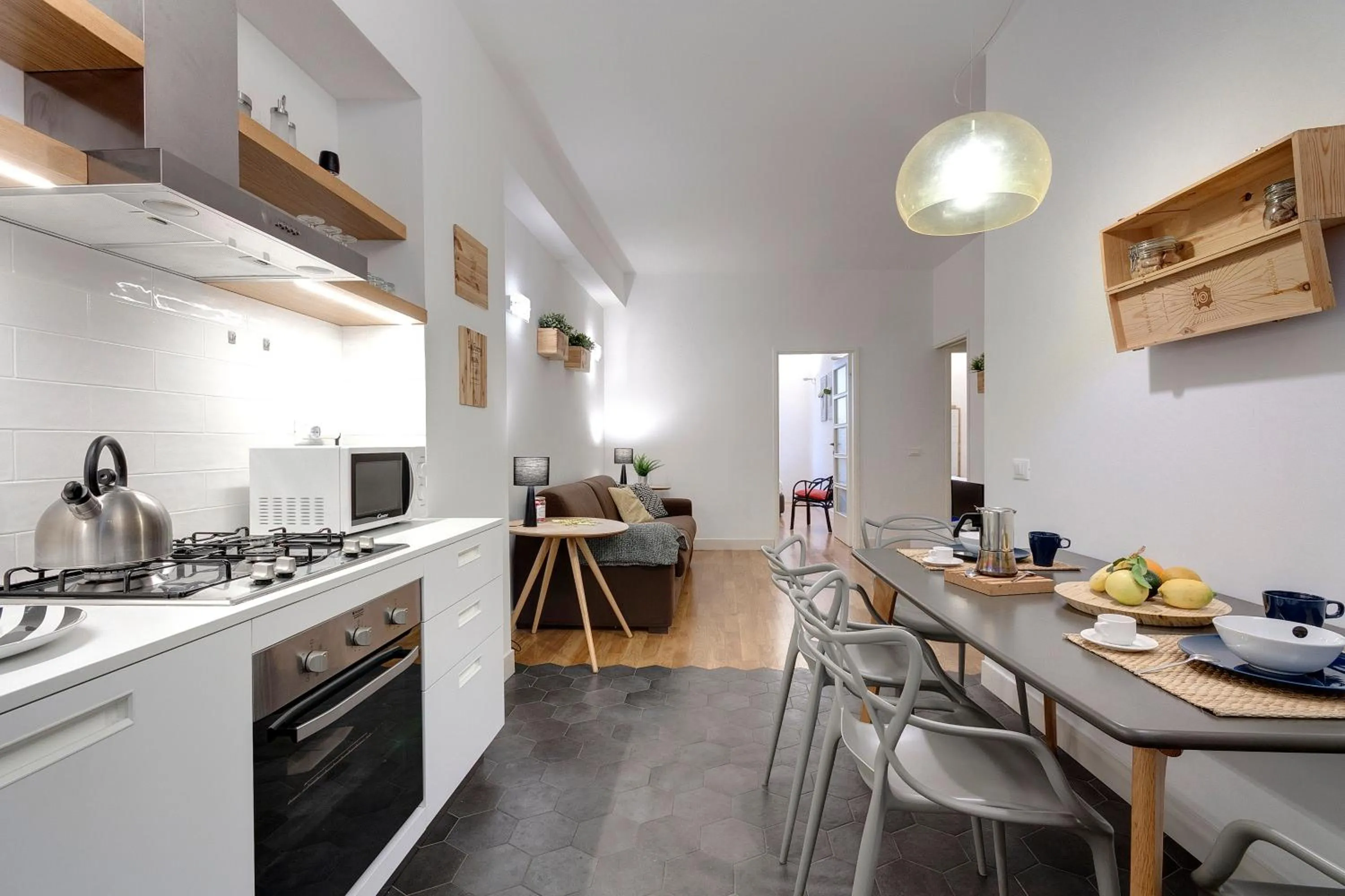 Dining area in Costa San Giorgio Apartment by Mamo Florence