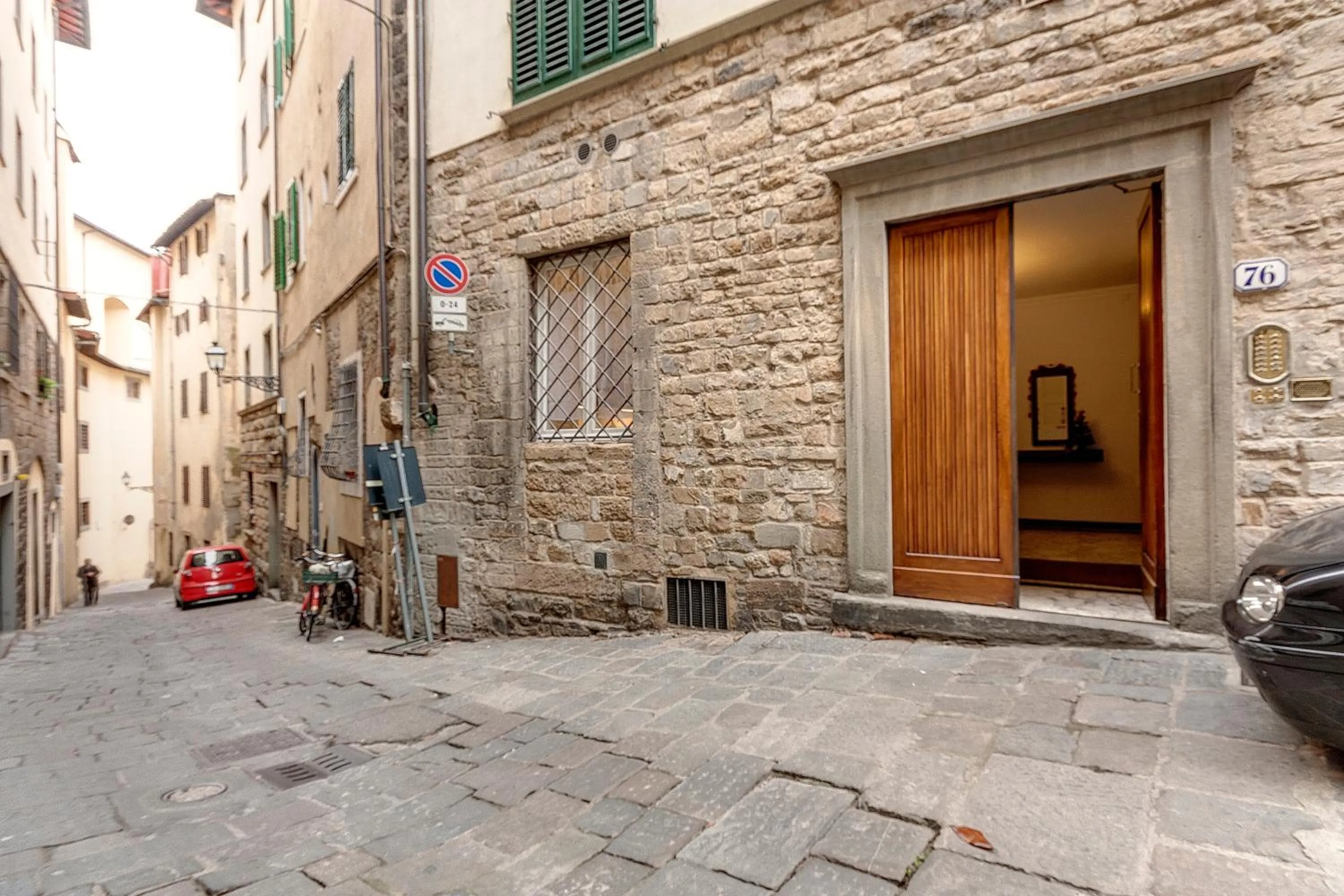 Facade/entrance in Costa San Giorgio Apartment by Mamo Florence