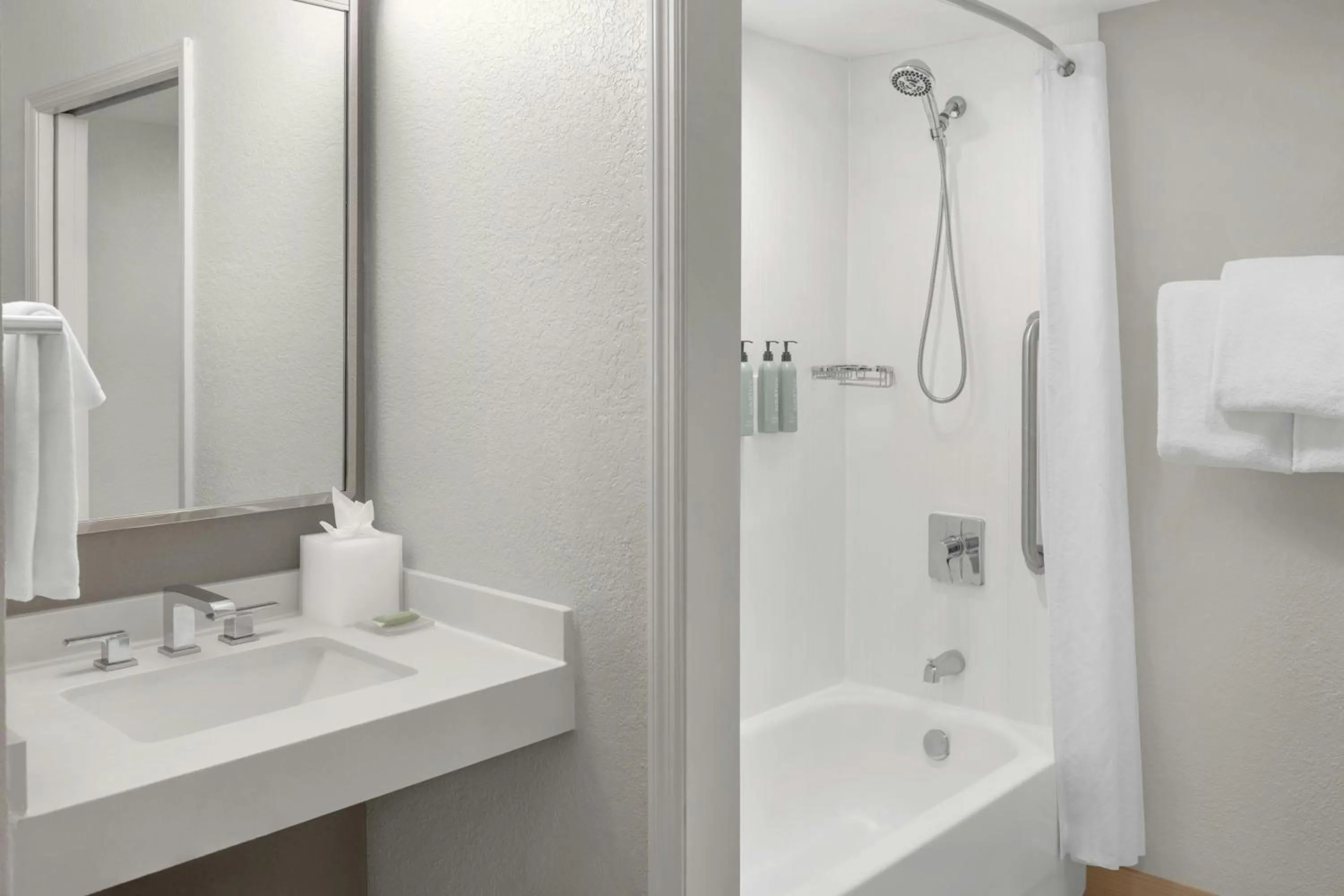 Bathroom in Courtyard by Marriott Fort Lauderdale Coral Springs