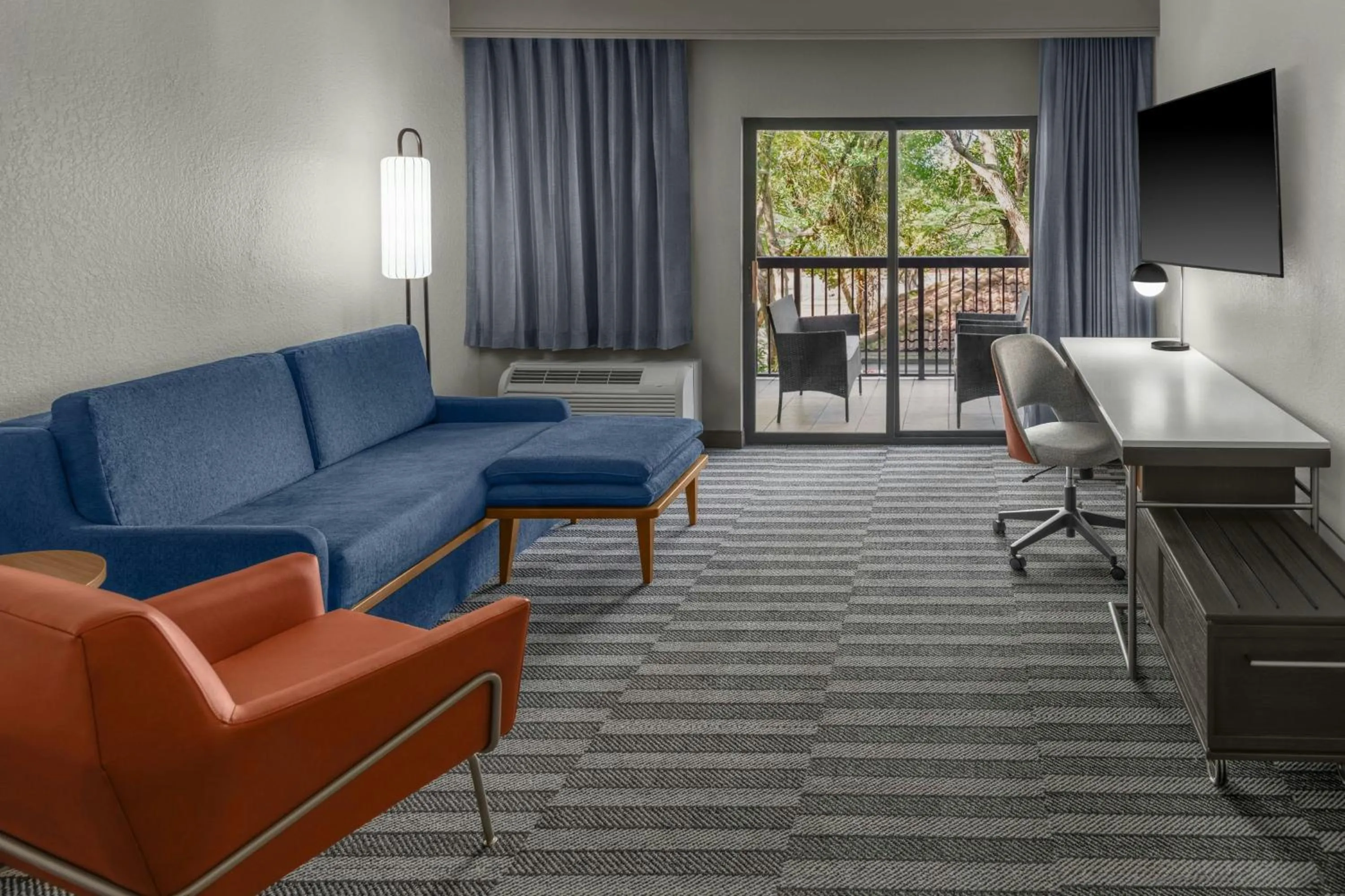 Living room in Courtyard by Marriott Fort Lauderdale Coral Springs