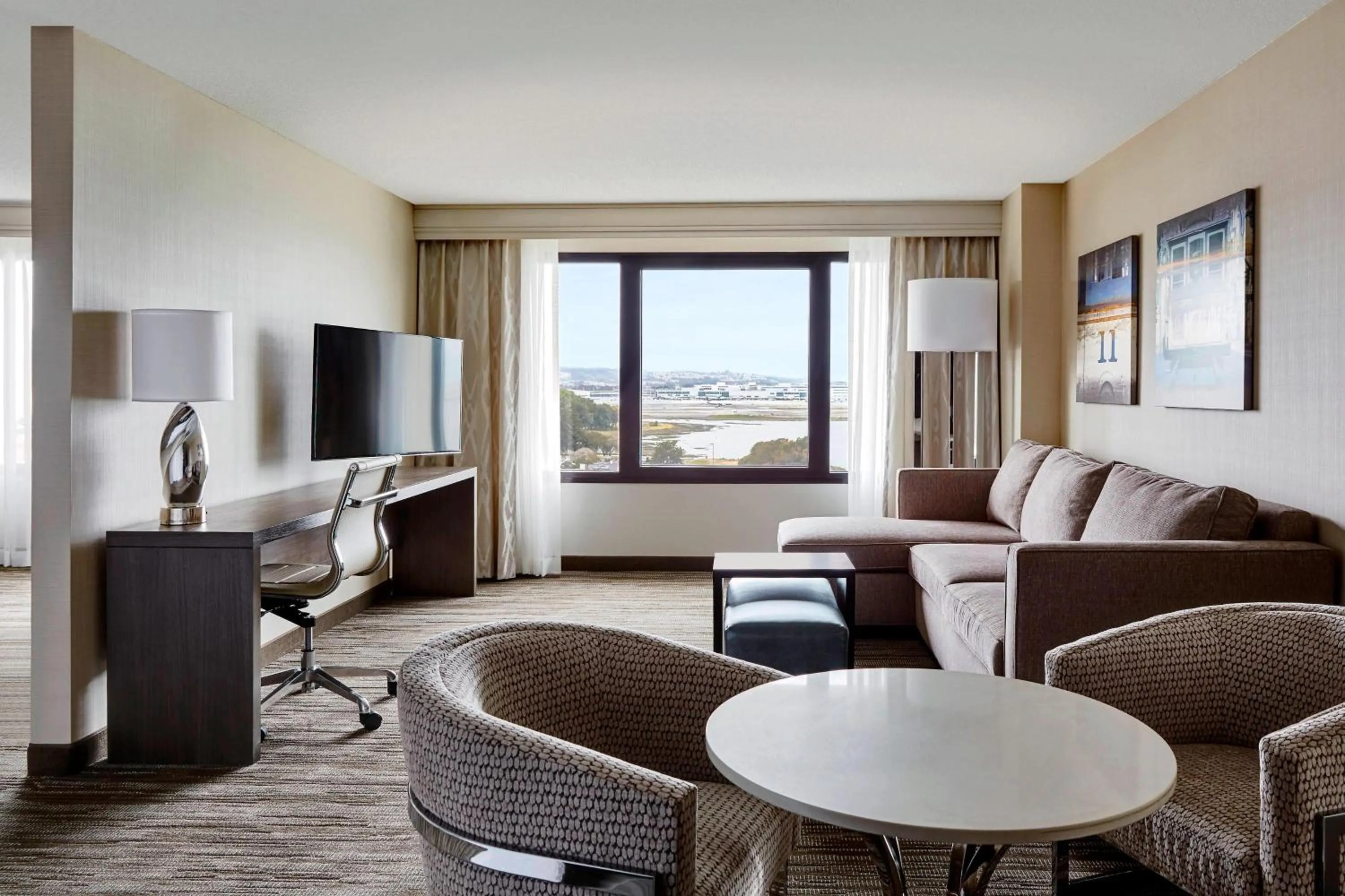 Living room in San Francisco Airport Marriott Waterfront