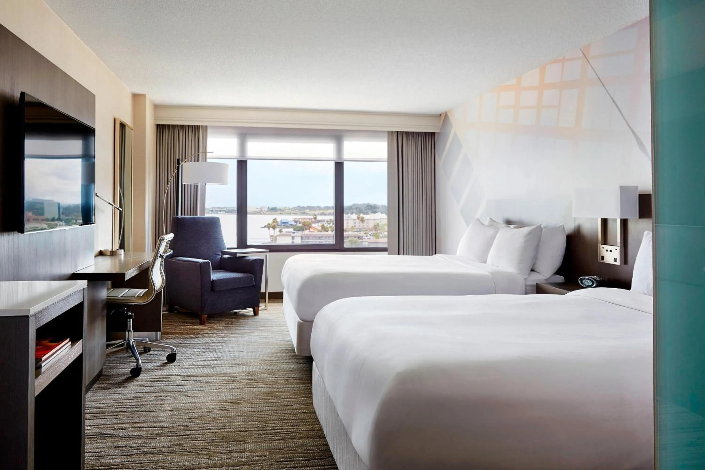 Photo of the whole room, Bed in San Francisco Airport Marriott Waterfront