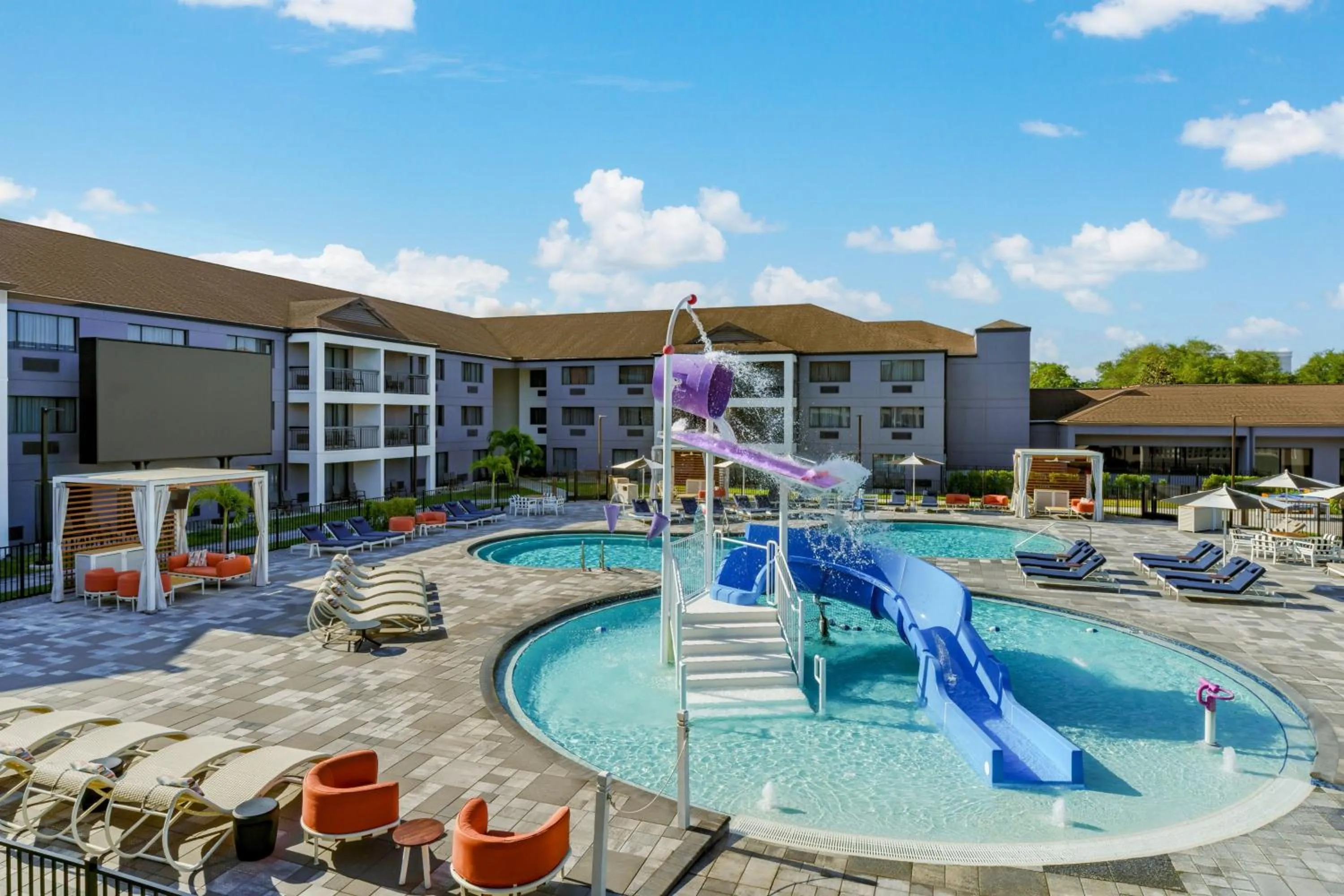Swimming pool in Courtyard by Marriott Orlando Lake Buena Vista at Vista Centre