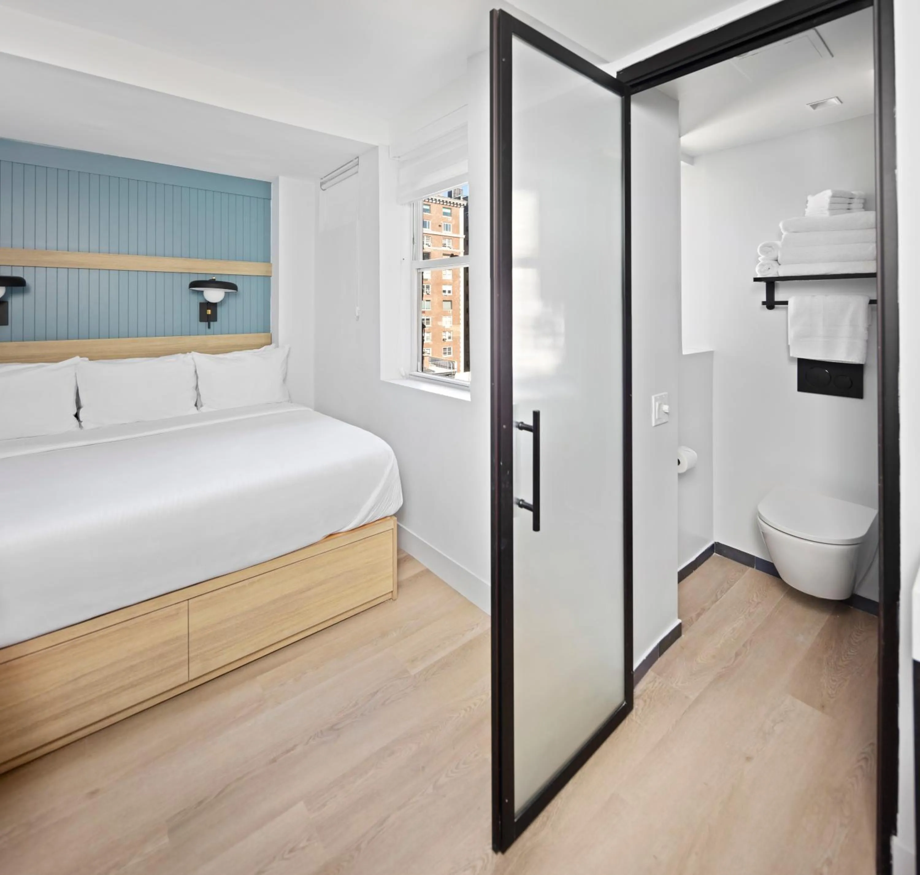 Bathroom, Bed in Riverside Tower Hotel