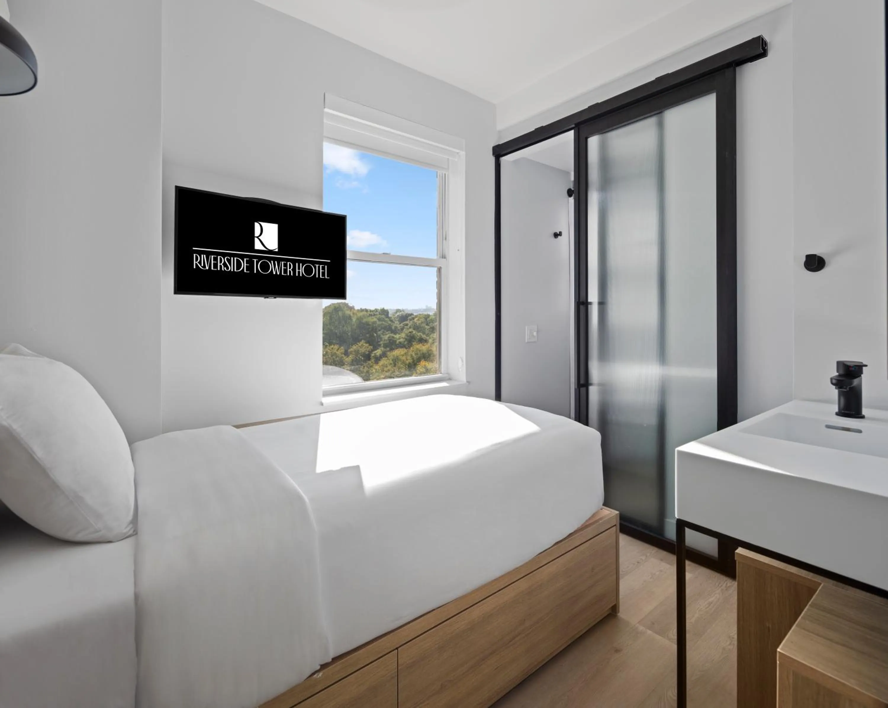 TV and multimedia, Bed in Riverside Tower Hotel