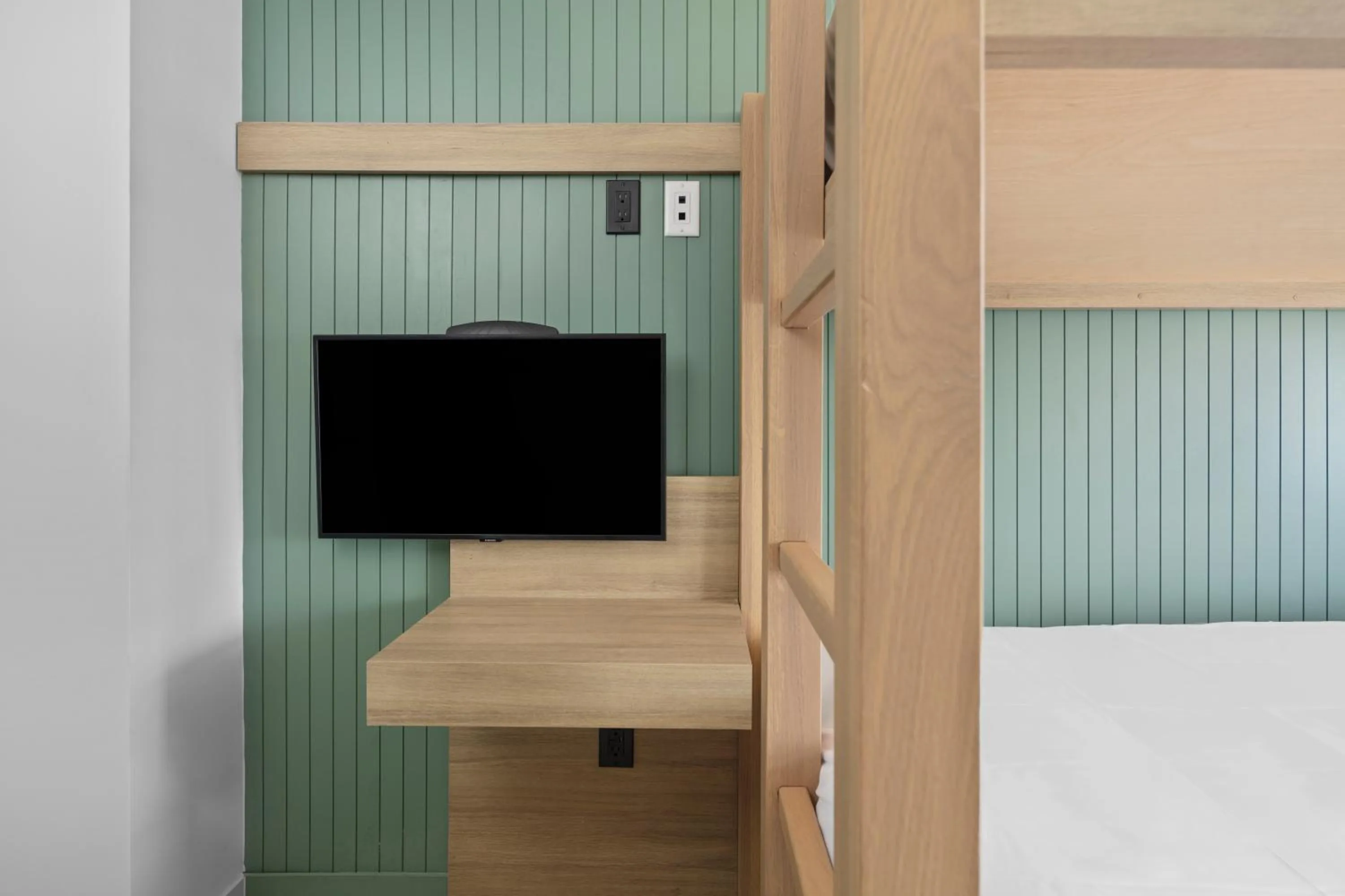 TV and multimedia, Bed in Riverside Tower Hotel