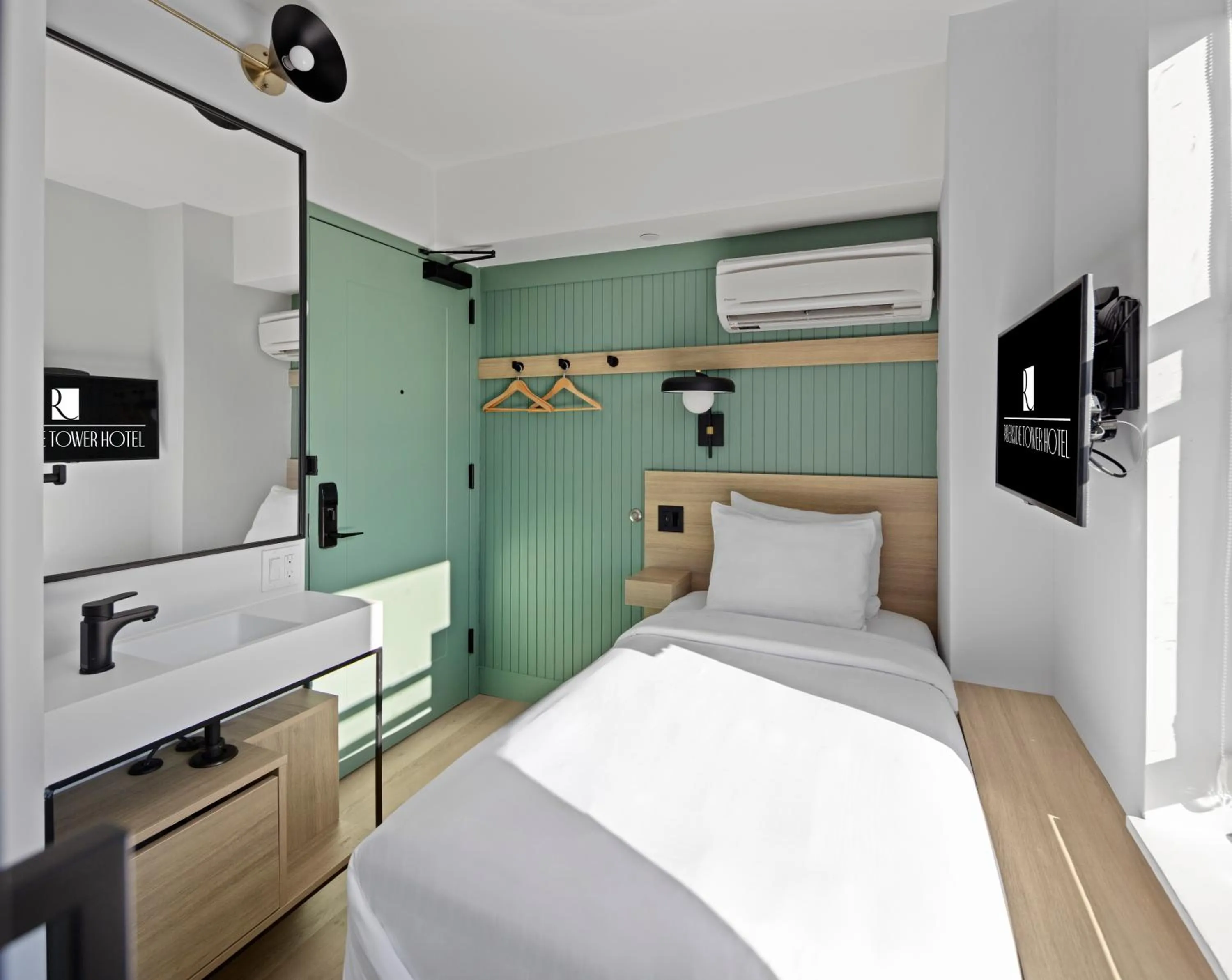 Photo of the whole room, Bed in Riverside Tower Hotel