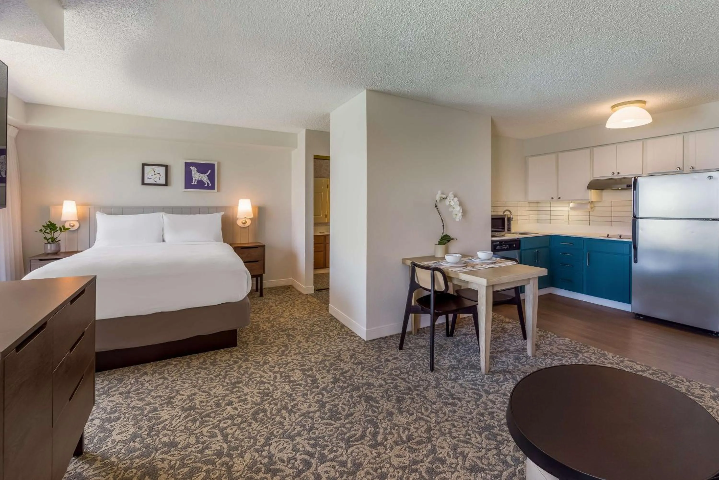 Photo of the whole room, Bed in Sonesta ES Suites San Francisco Airport Oyster Point Waterfront
