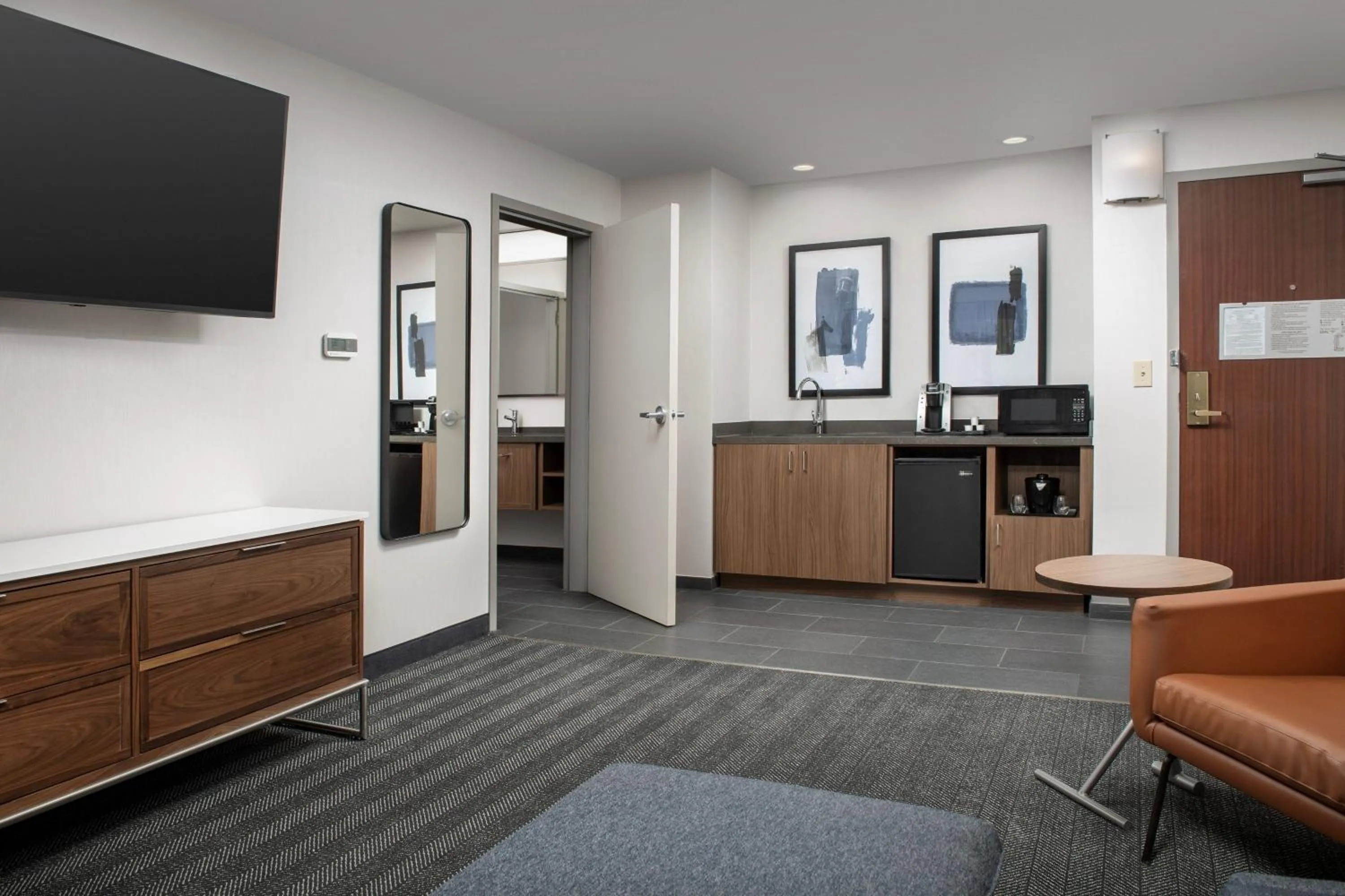 Living room in Courtyard by Marriott San Diego Carlsbad