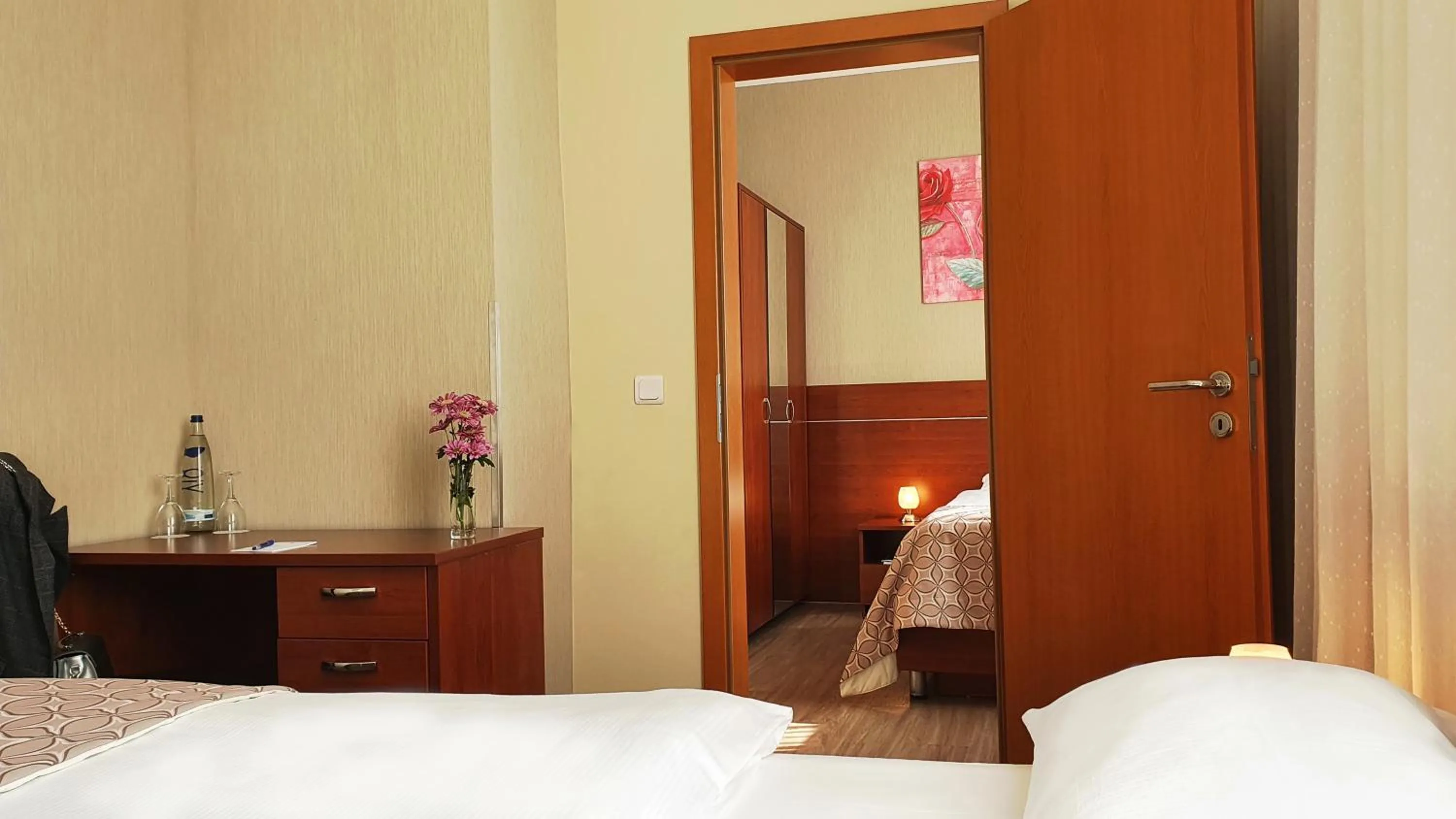 Living room, Bed in Hotel Atlas Halle