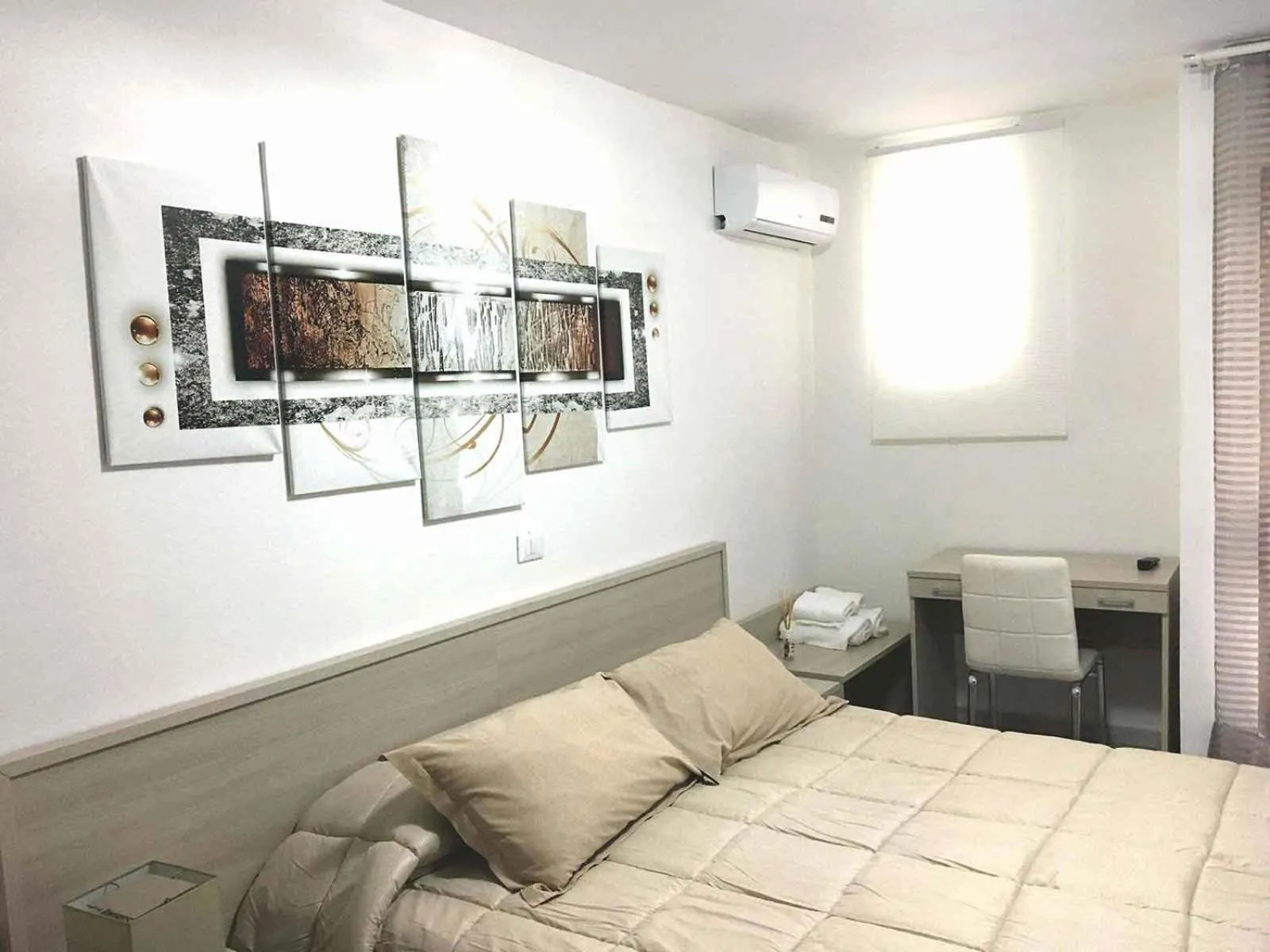 Photo of the whole room, Bed in Residence R&B Tyrrhenum