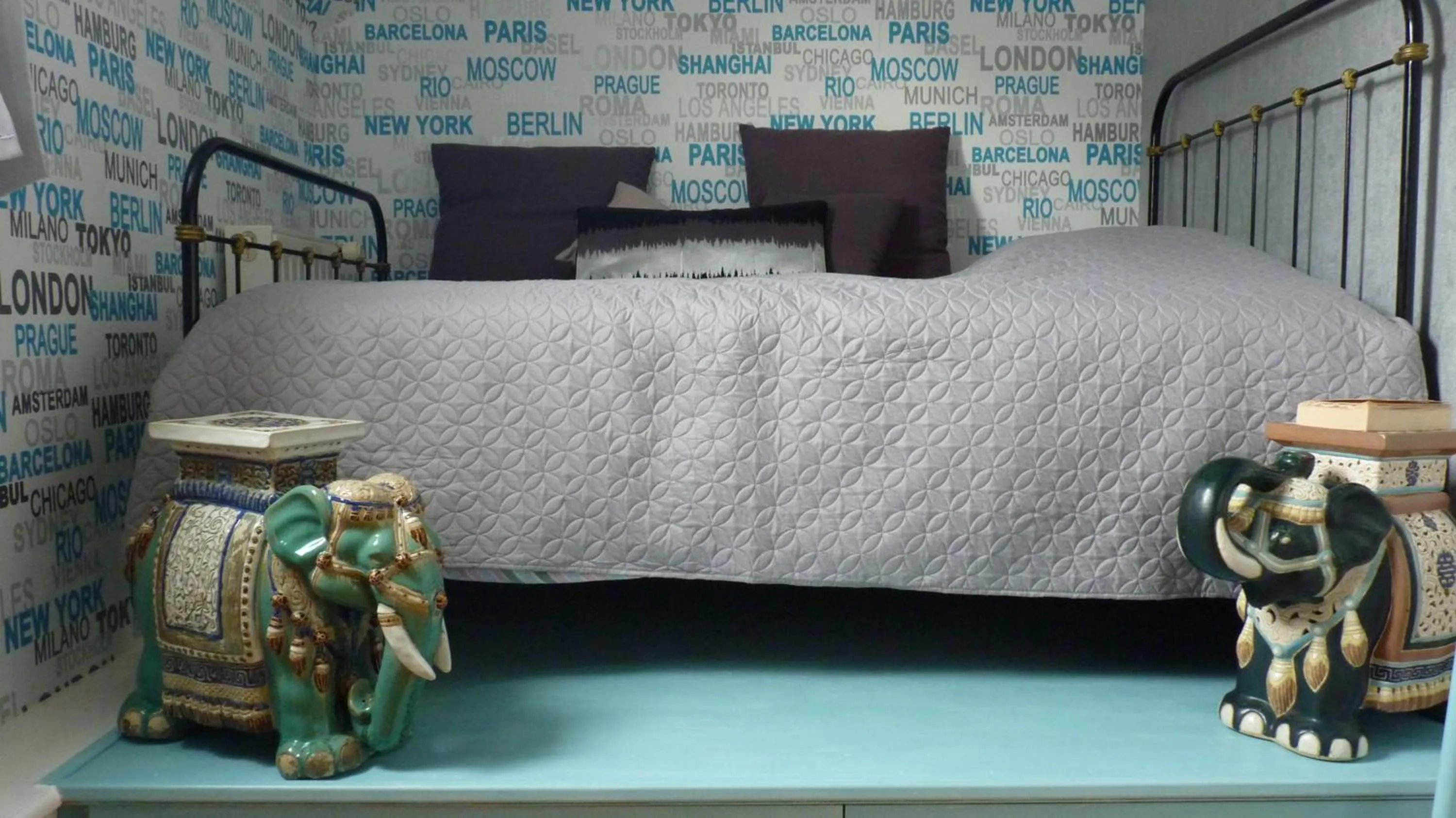 Bedroom, Bed in La maison des musiciens