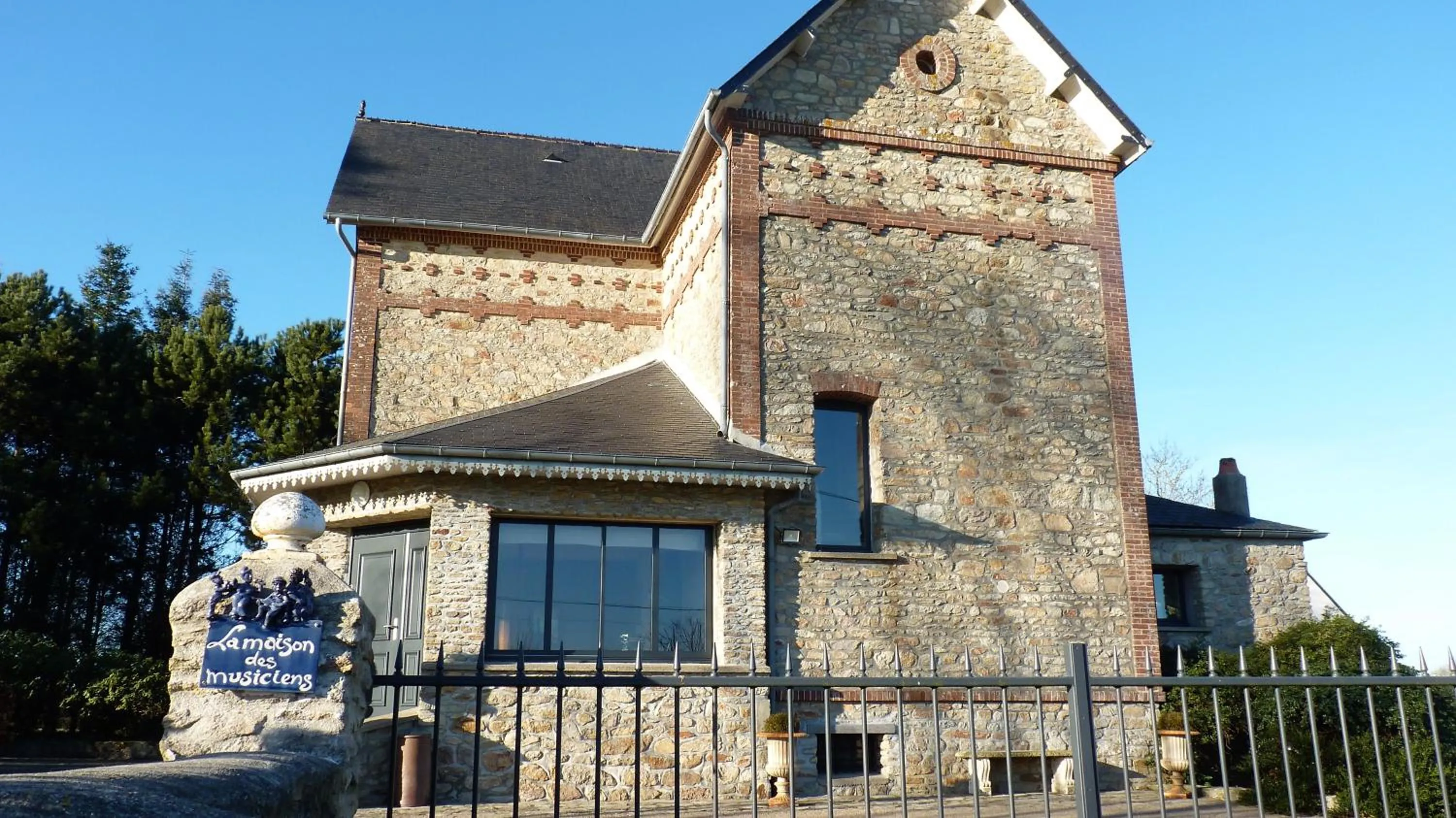 Facade/entrance in La maison des musiciens
