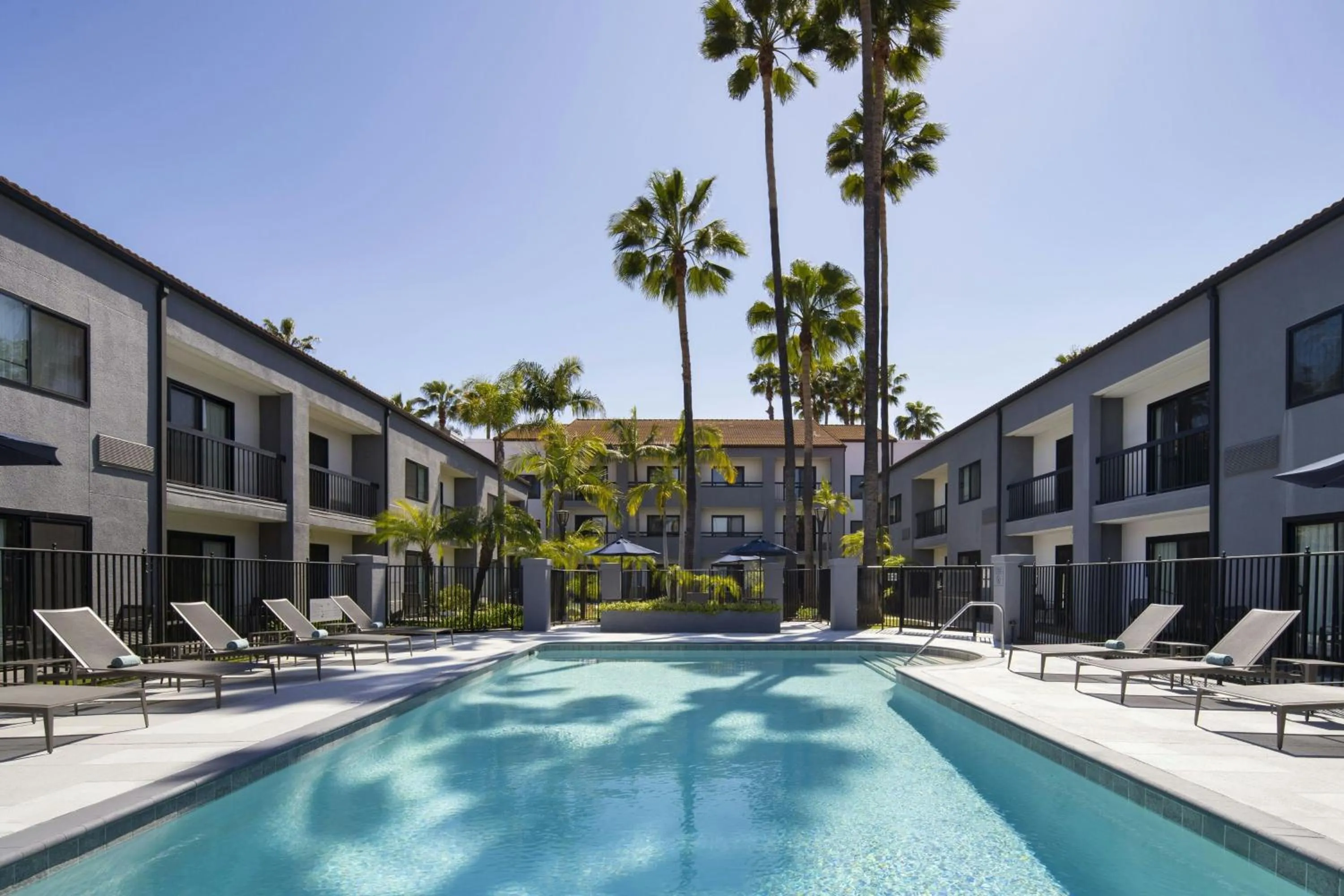 Swimming pool in Courtyard by Marriott Los Angeles Hacienda Heights Orange County