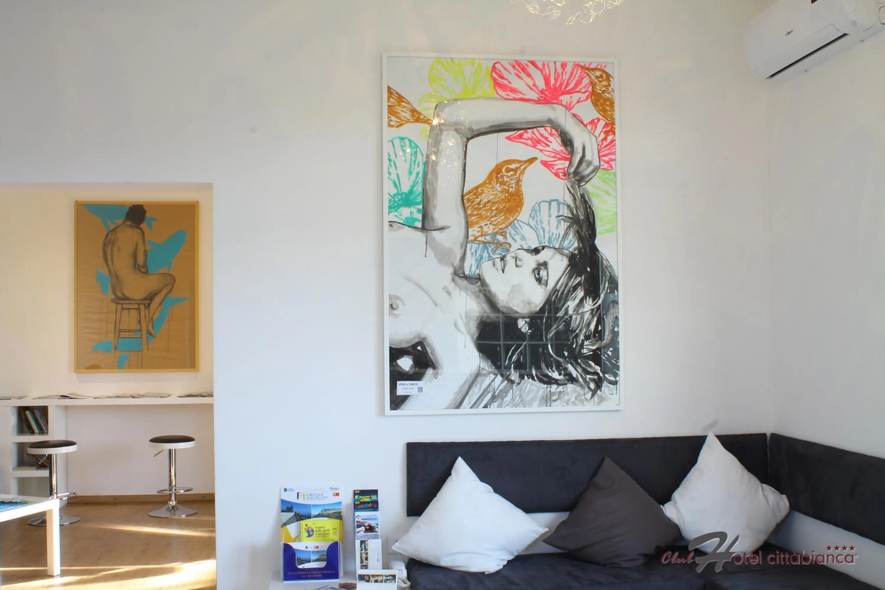 Communal lounge/ TV room in Boutique Hotel e Spa Città Bianca