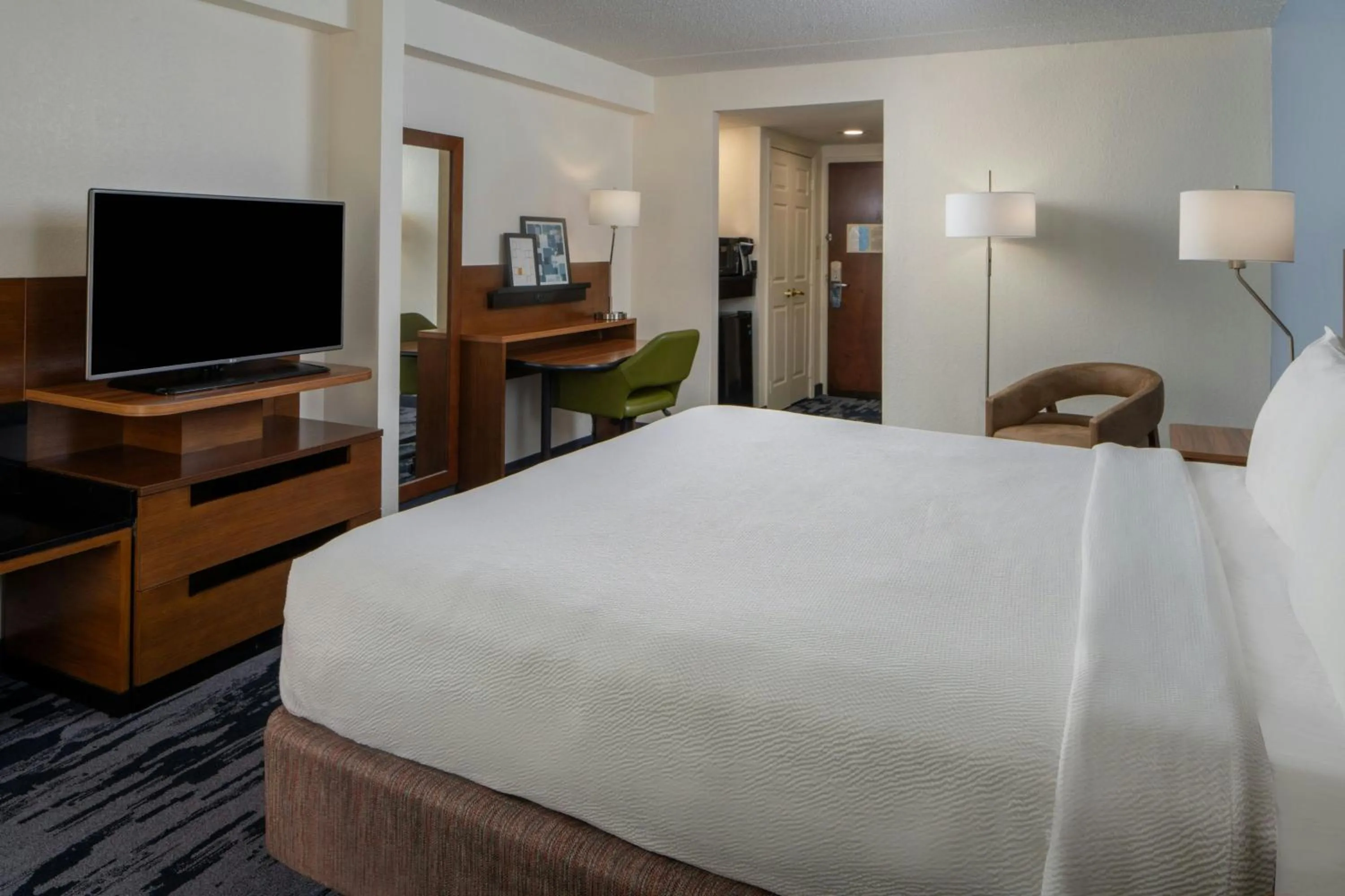 Photo of the whole room, Bed in Fairfield Inn and Suites Atlanta Airport South/Sullivan Road