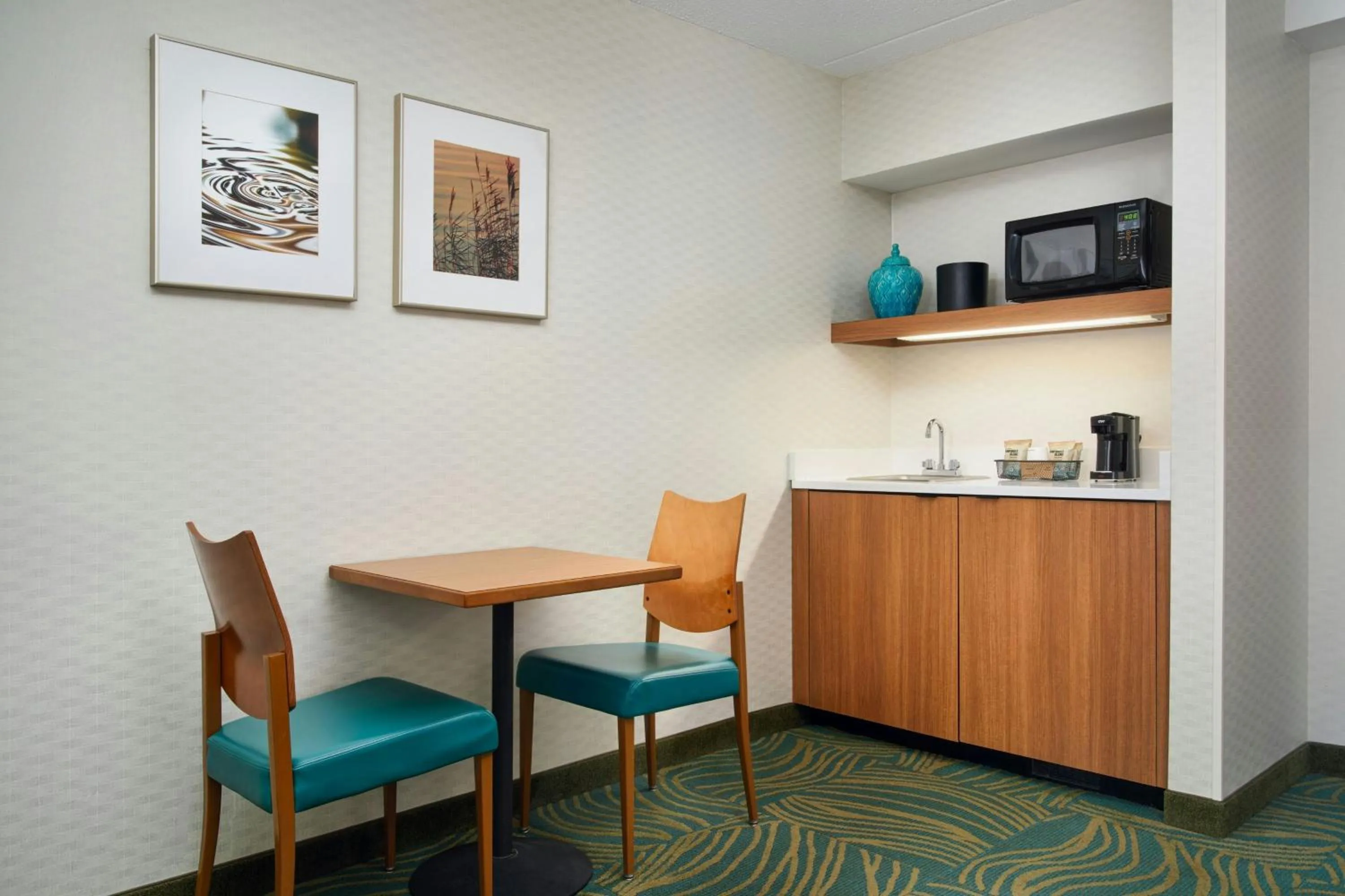 Lounge or bar in SpringHill Suites by Marriott Chicago Southwest at Burr Ridge Hinsdale