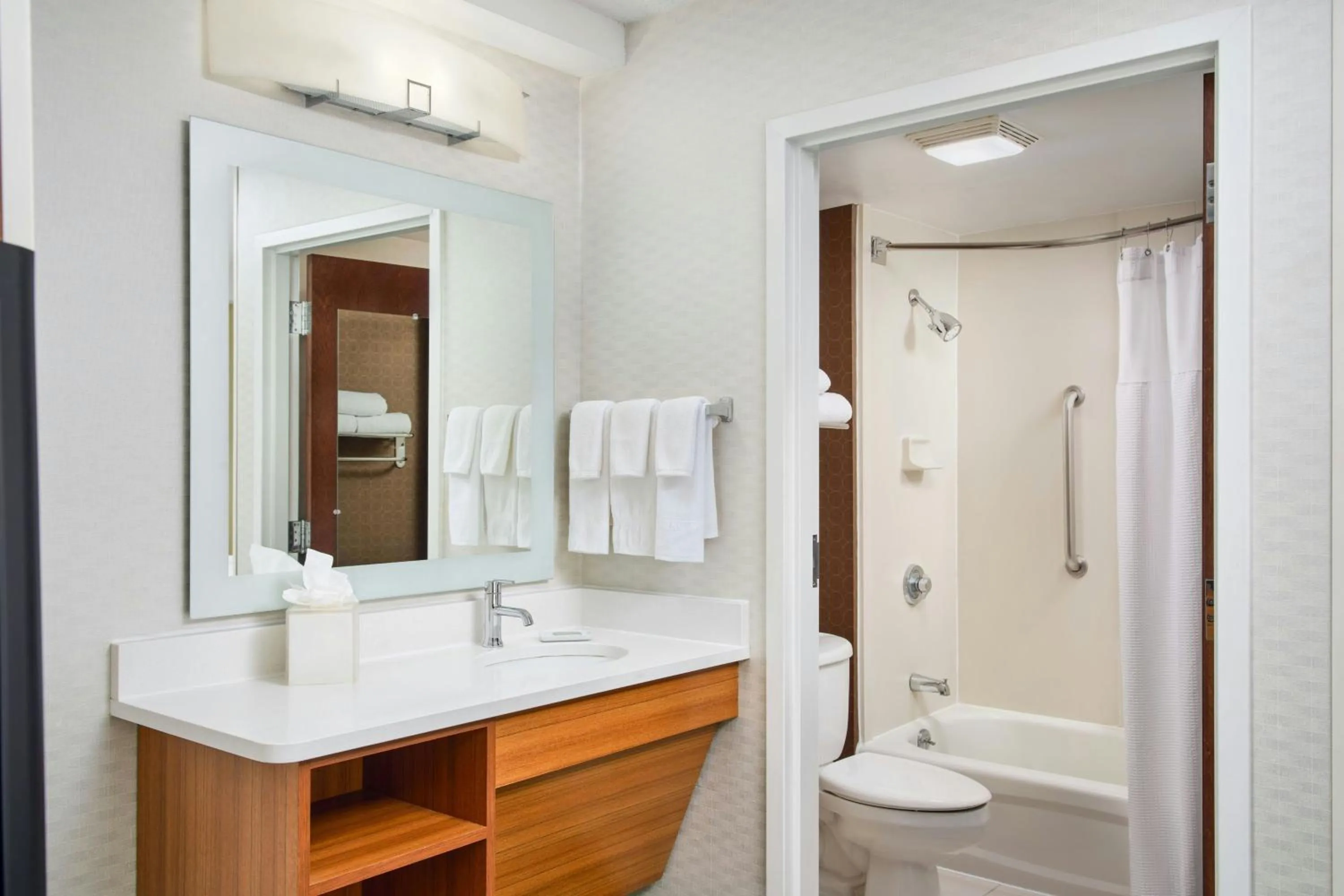 Bathroom in SpringHill Suites by Marriott Chicago Southwest at Burr Ridge Hinsdale