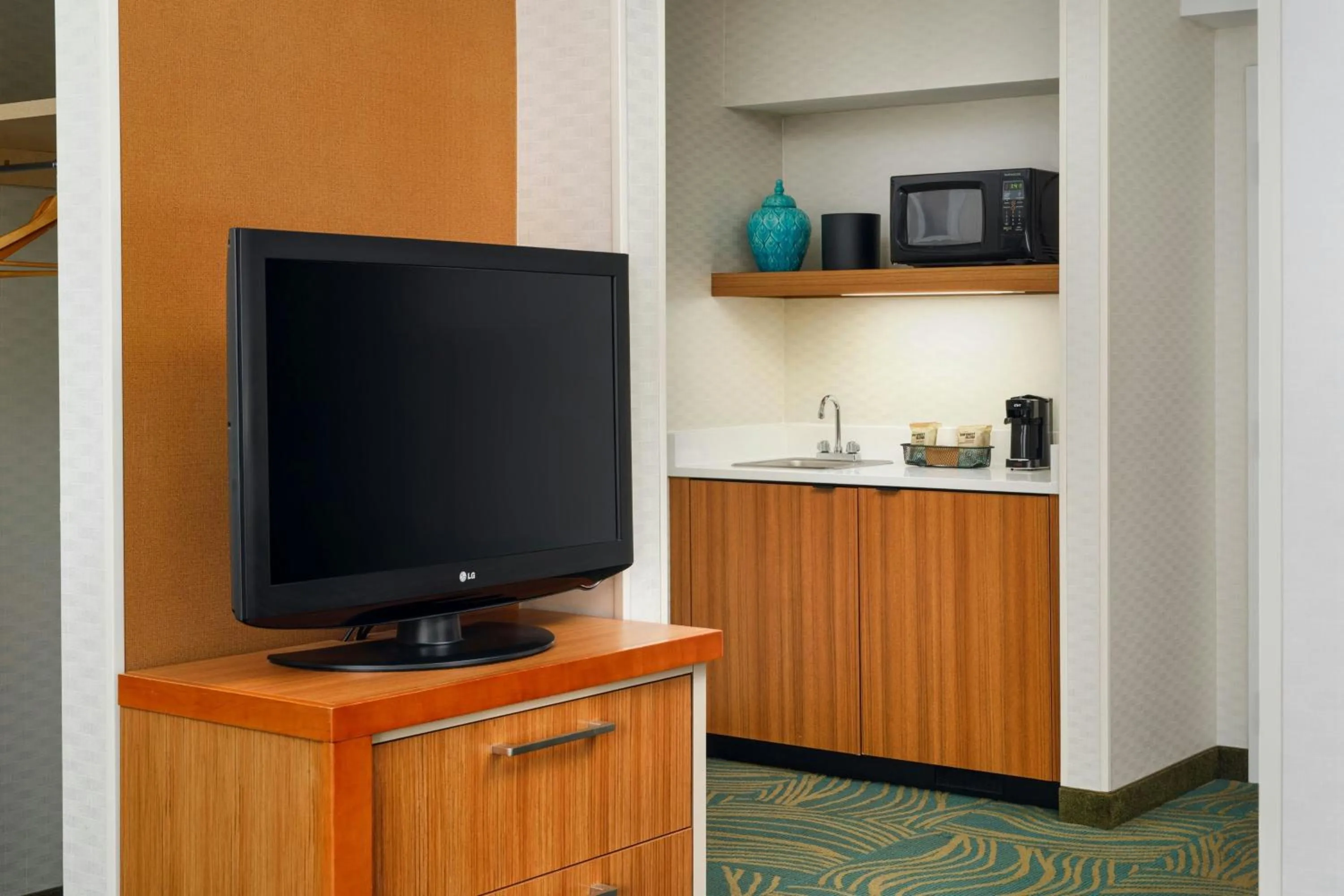 Lounge or bar in SpringHill Suites by Marriott Chicago Southwest at Burr Ridge Hinsdale