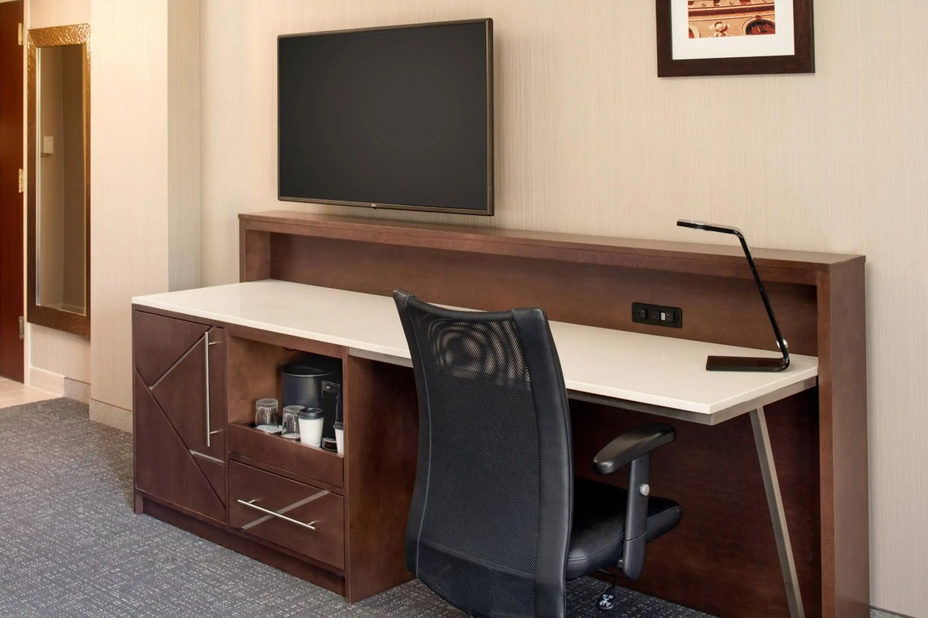 King Room with Sofa Bed and Adapted Tub - Mobility Accessible in Courtyard Seattle Sea-Tac Area King Room with Sofa Bed and Adapted Tub - Mobility Accessible in Courtyard Seattle Sea-Tac Area