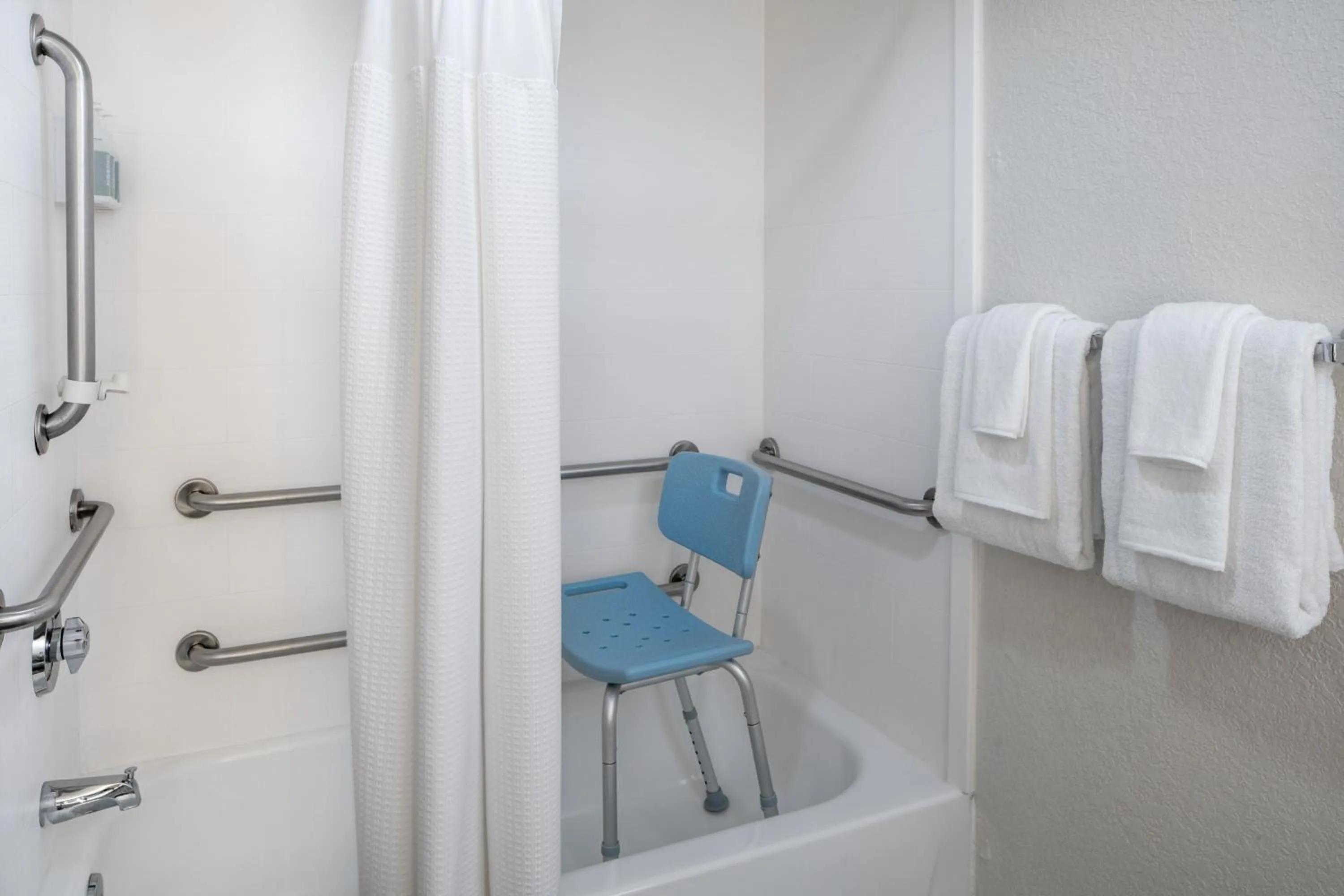 Bathroom in SpringHill Suites by Marriott Orlando Convention Center