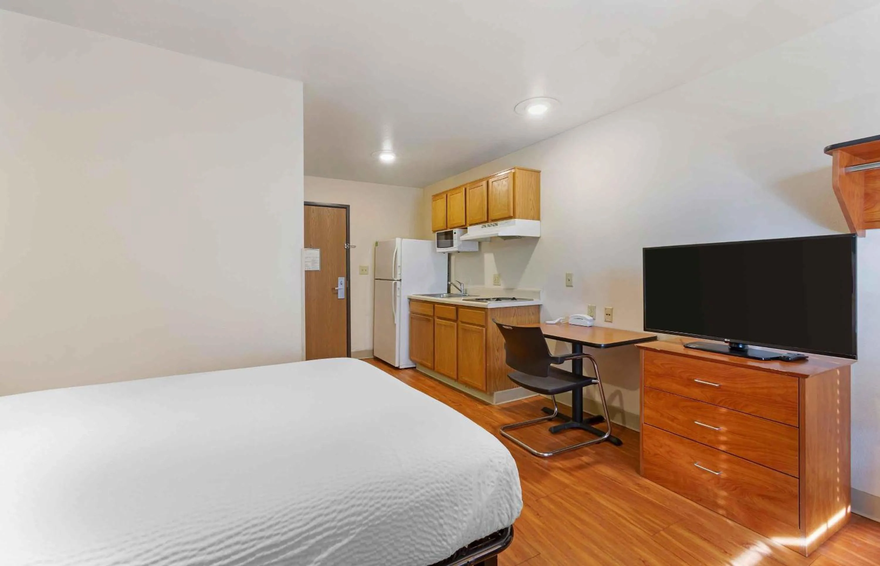 Bedroom, Bed in Extended Stay America Select Suites - Phoenix - West
