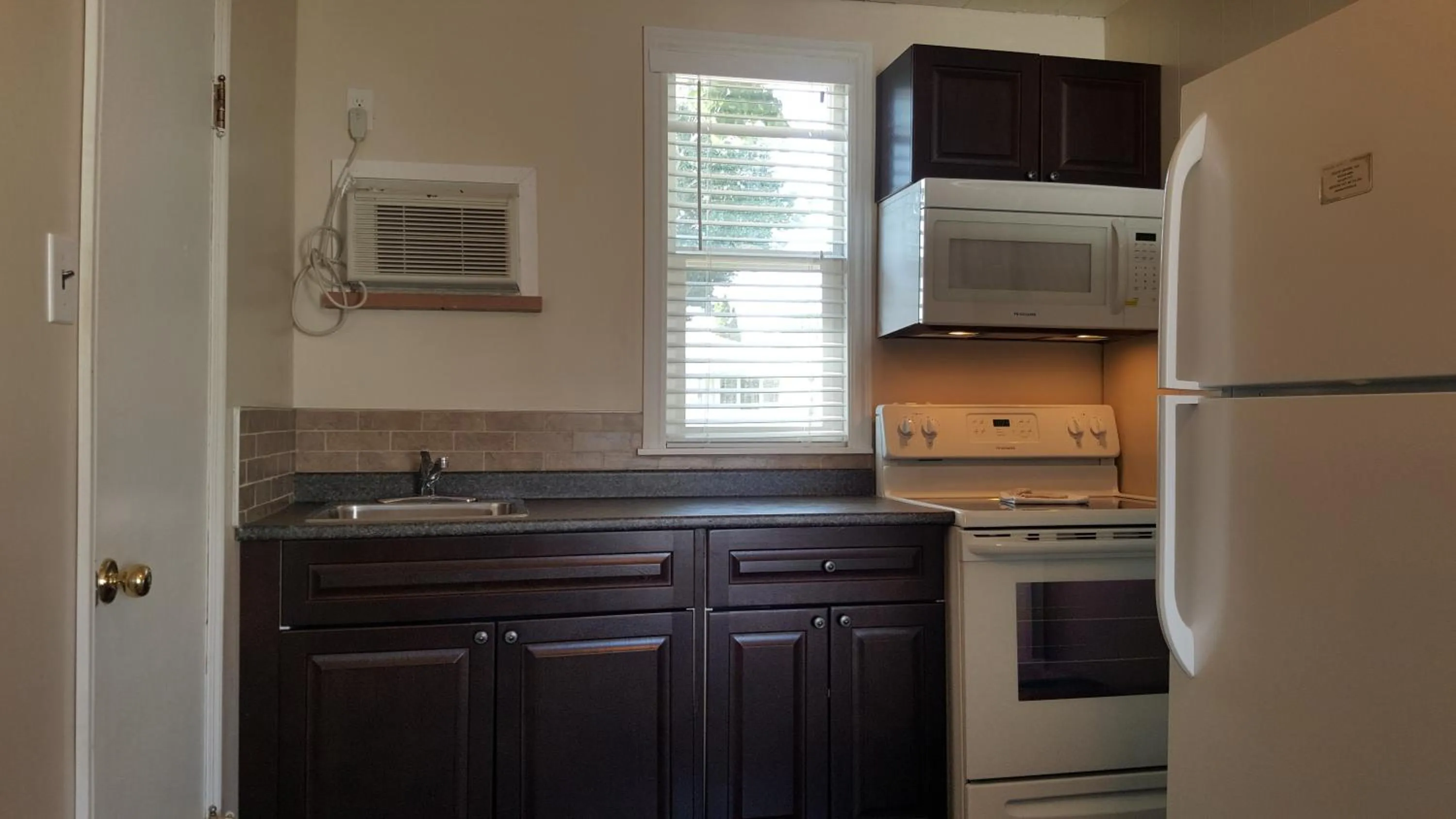 Kitchen or kitchenette in Hat Motel