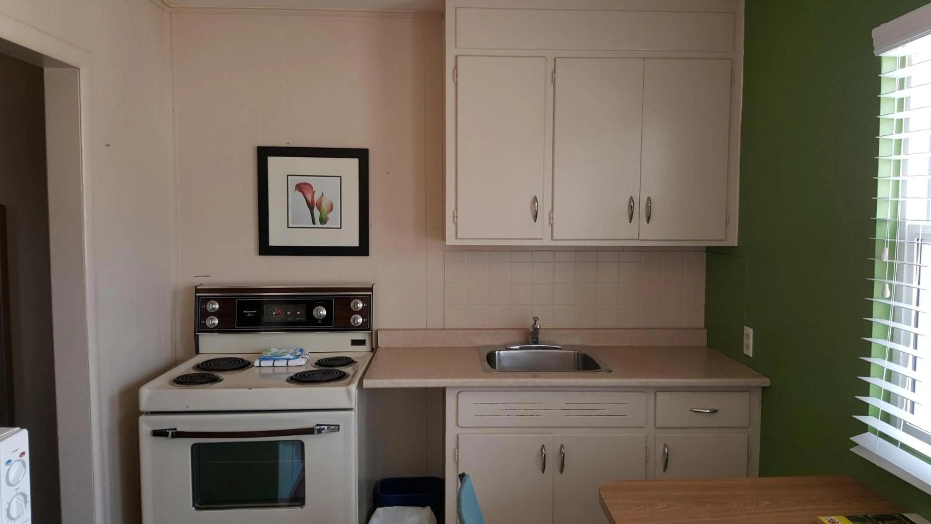 Kitchen or kitchenette in Hat Motel