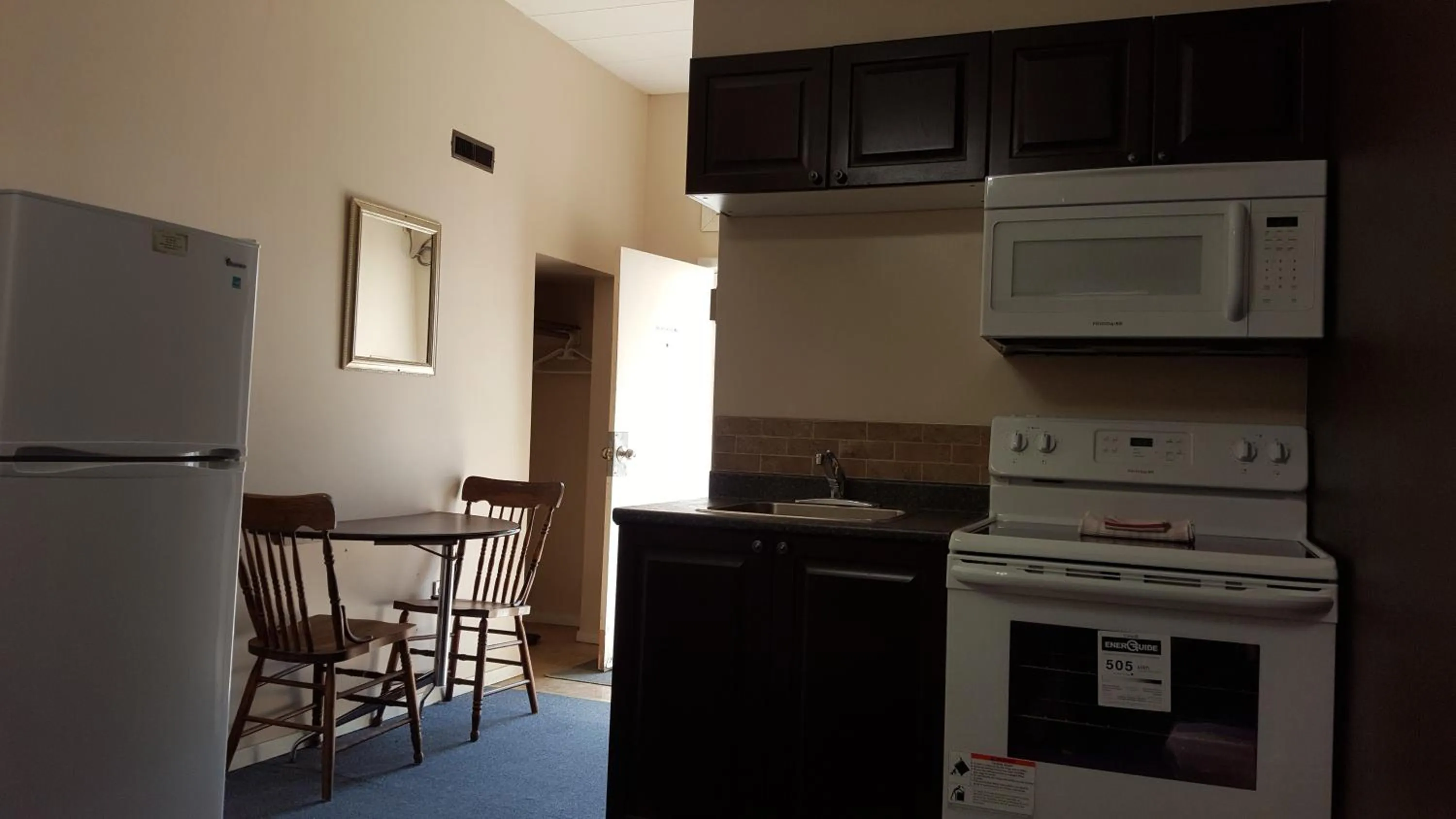 Kitchen or kitchenette in Hat Motel