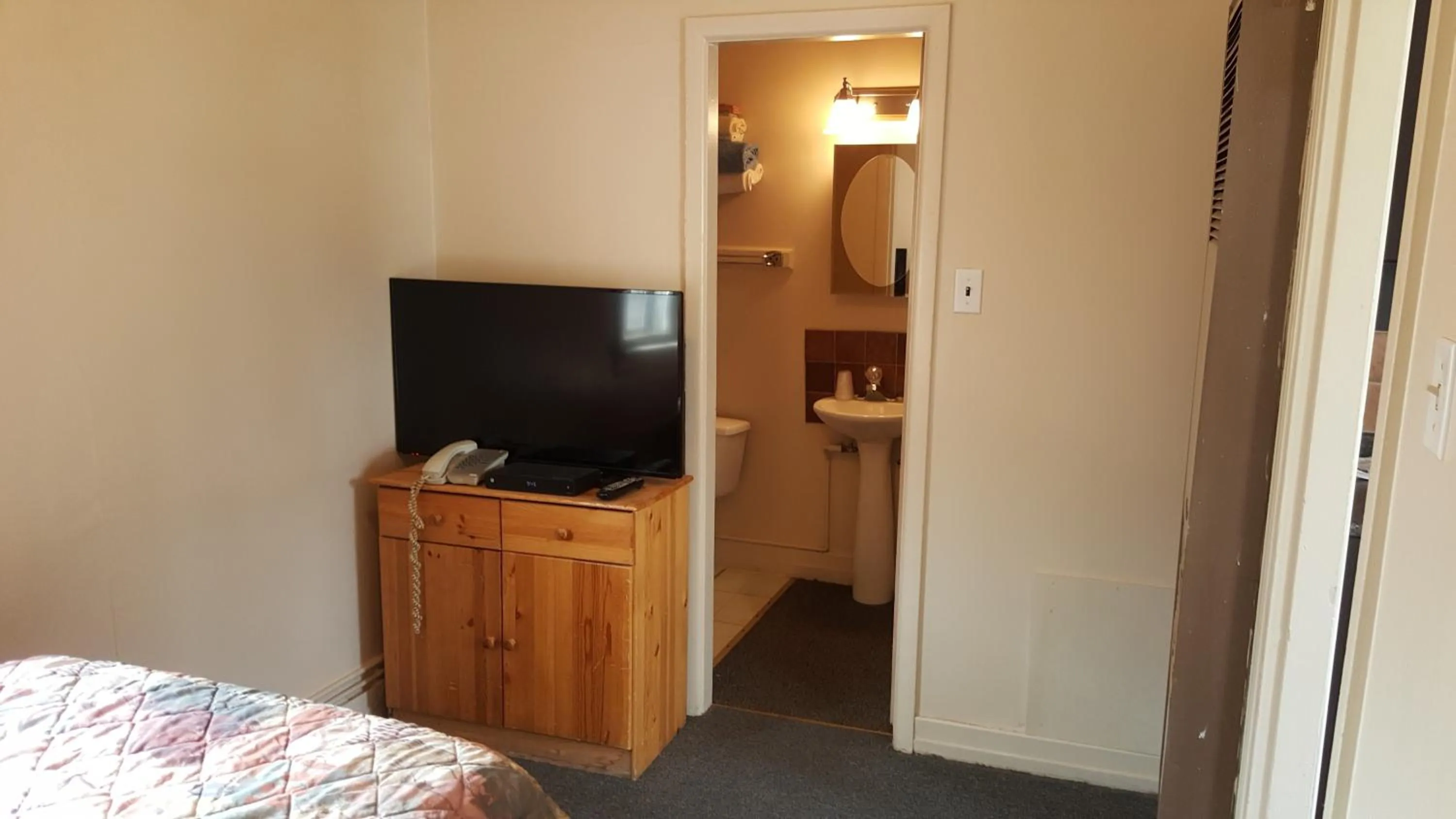 Bathroom in Hat Motel