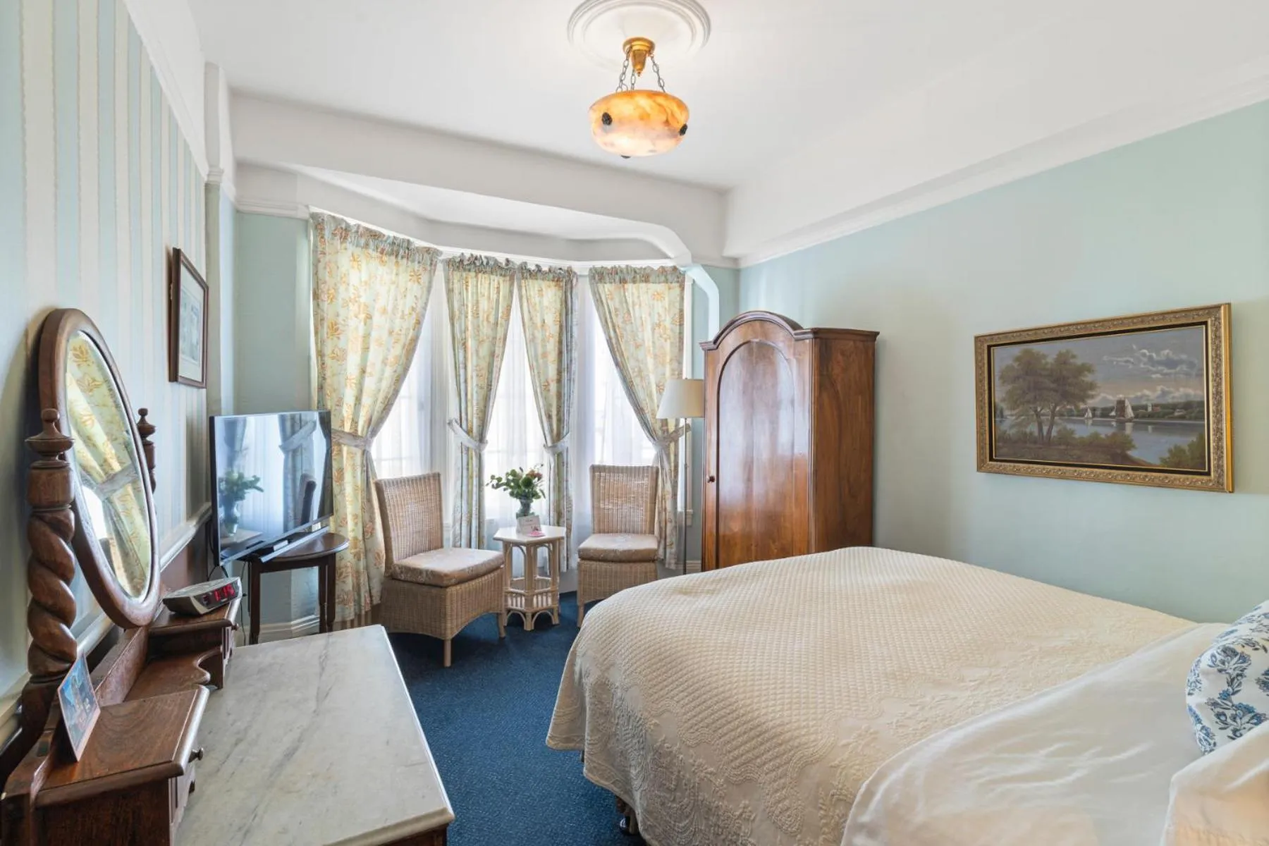 Photo of the whole room, Bed in Golden Gate Hotel