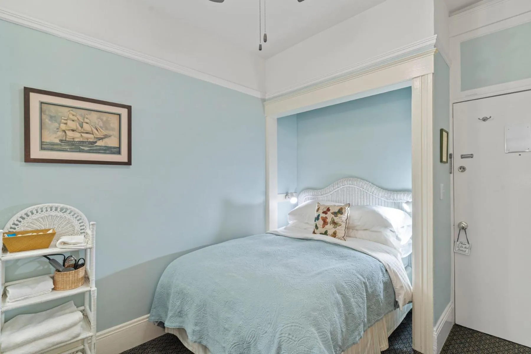 Photo of the whole room, Bed in Golden Gate Hotel