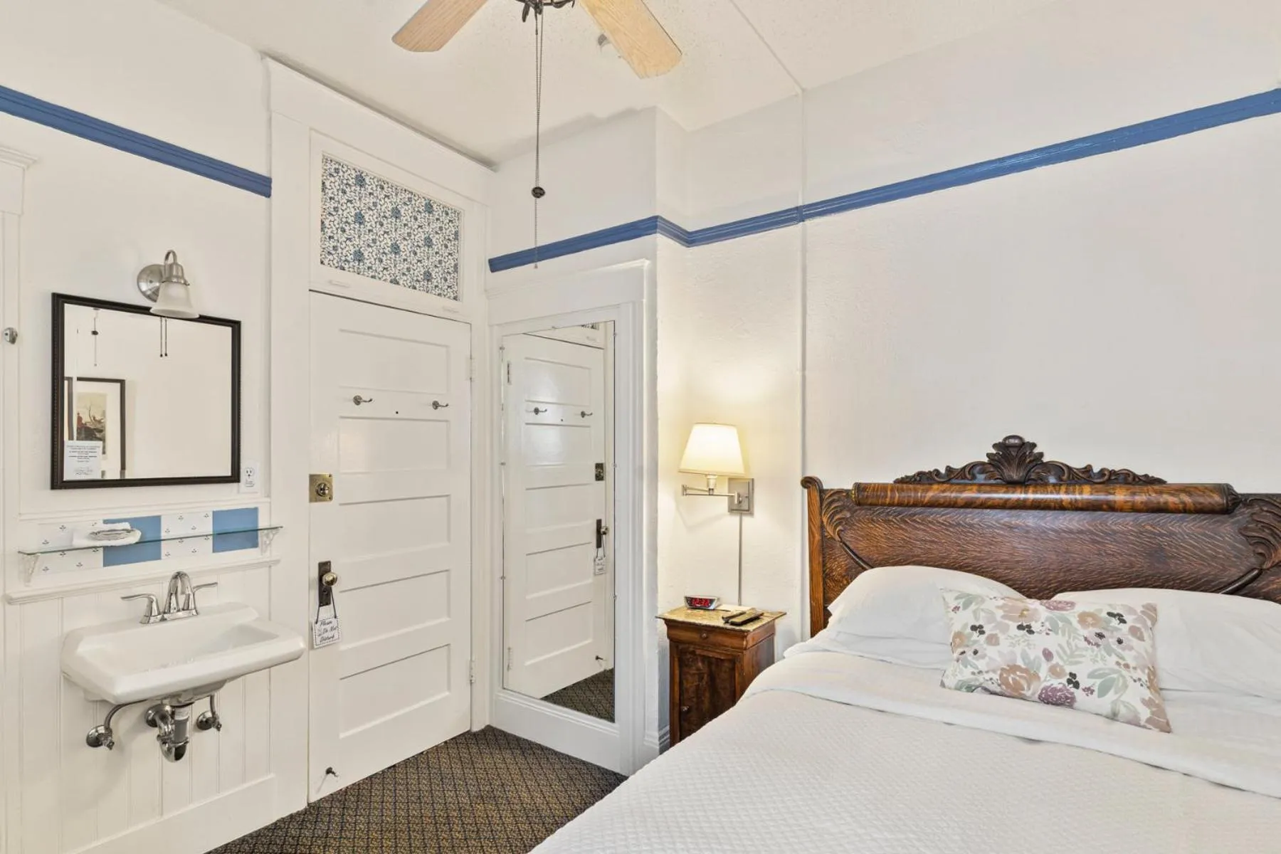 Photo of the whole room, Bed in Golden Gate Hotel