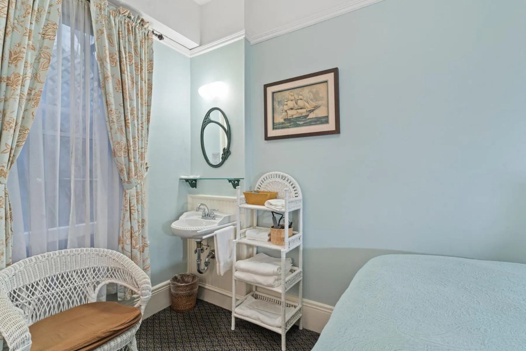 Photo of the whole room, Bed in Golden Gate Hotel