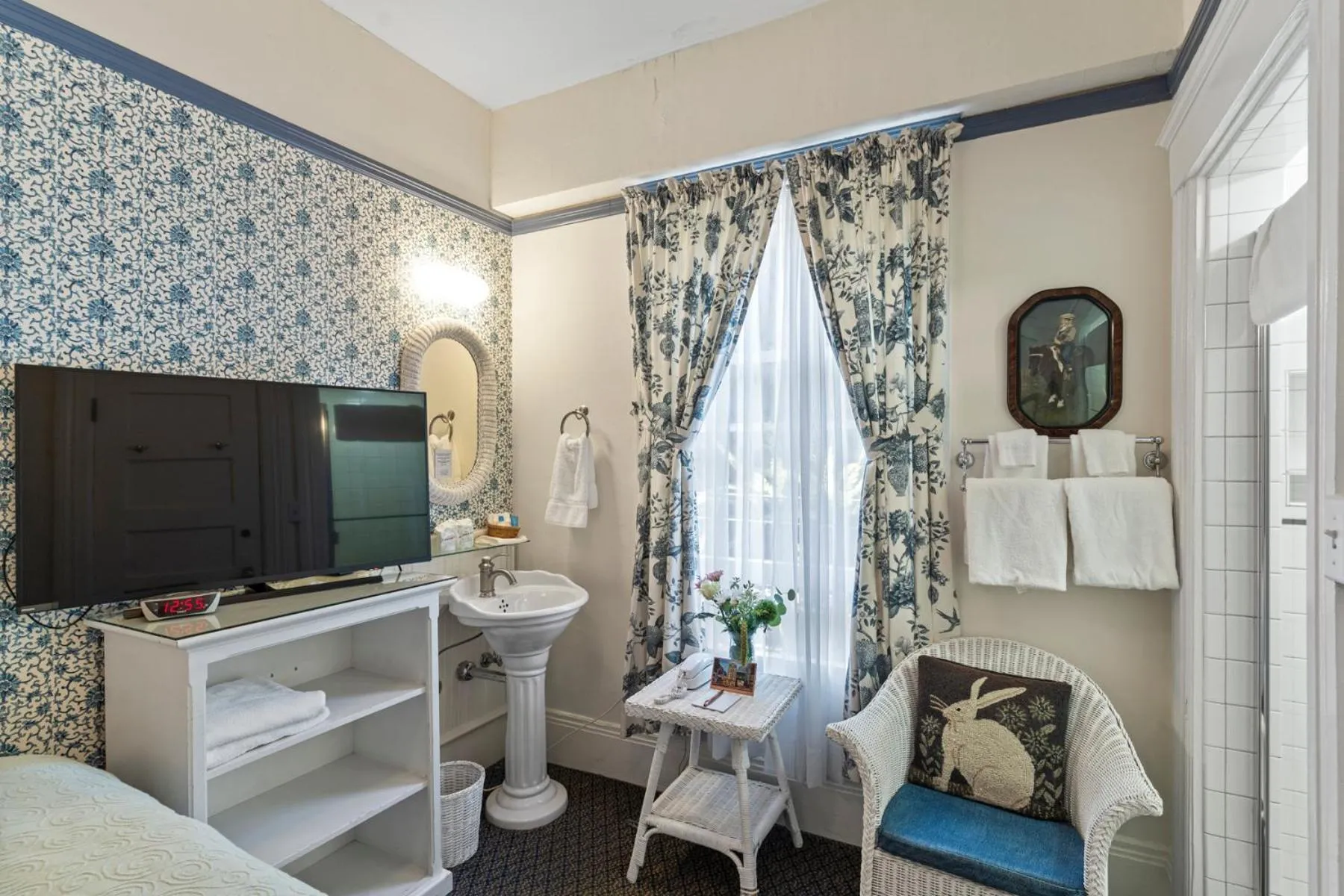 Photo of the whole room, Bed in Golden Gate Hotel