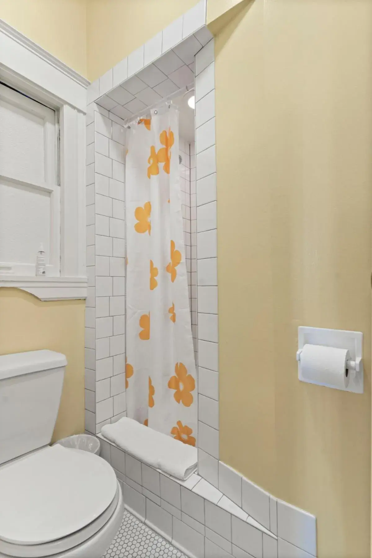 Standard Twin Room with Shared Bathroom - single occupancy in Golden Gate Hotel Standard Twin Room with Shared Bathroom - single occupancy in Golden Gate Hotel