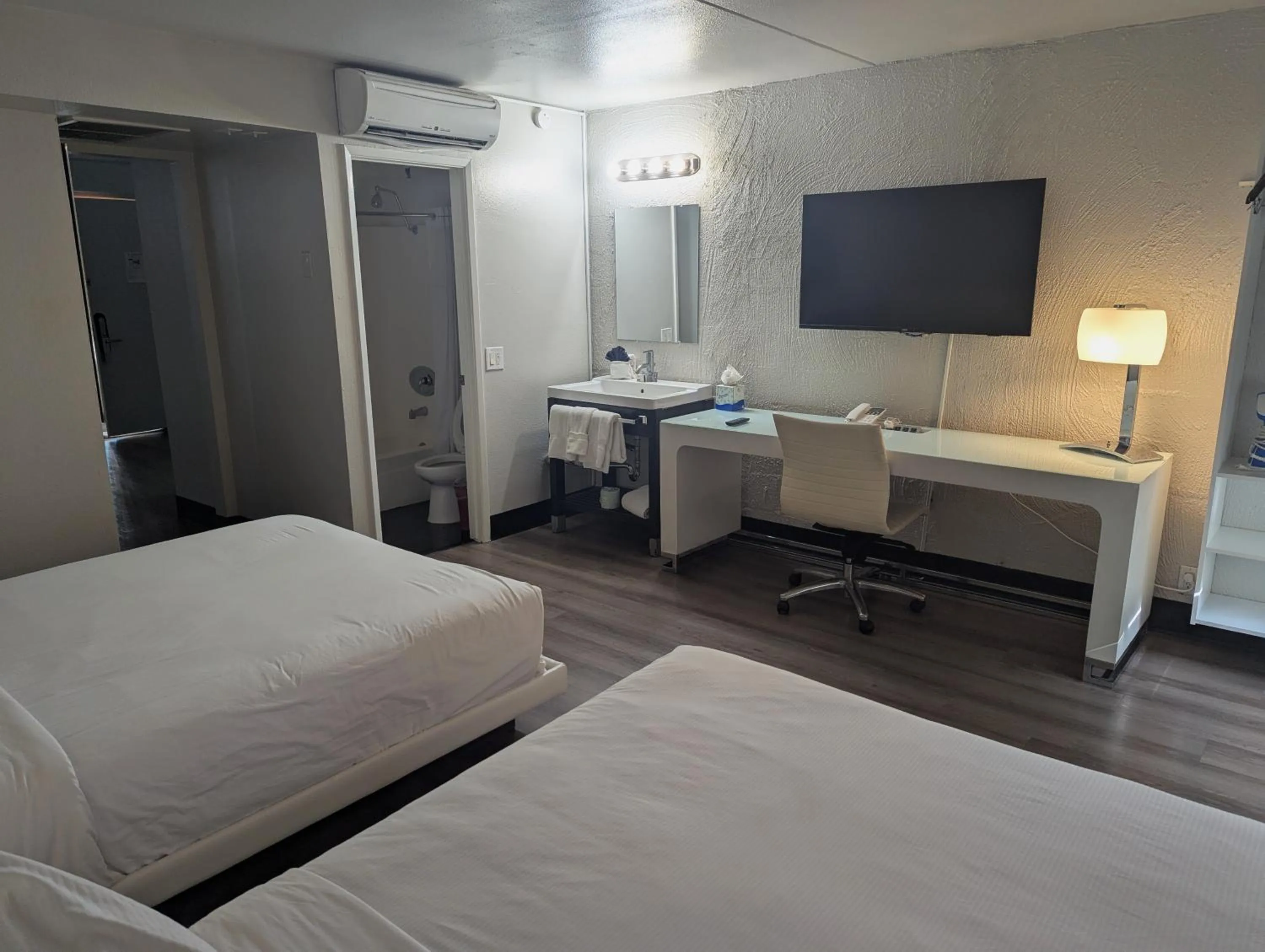 Bedroom, Bed in The Clarendon Hotel & Spa, BW Signature Collection