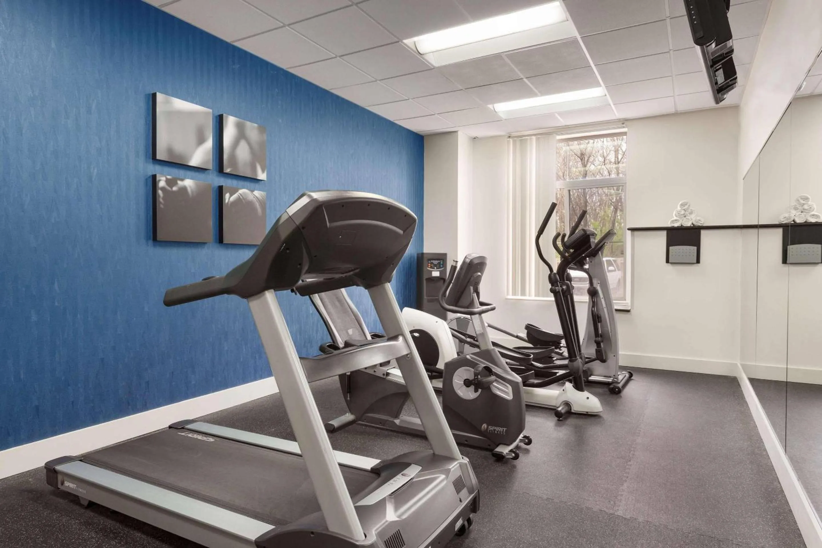 Fitness centre/facilities in Country Inn & Suites by Radisson Nashville Airport TN