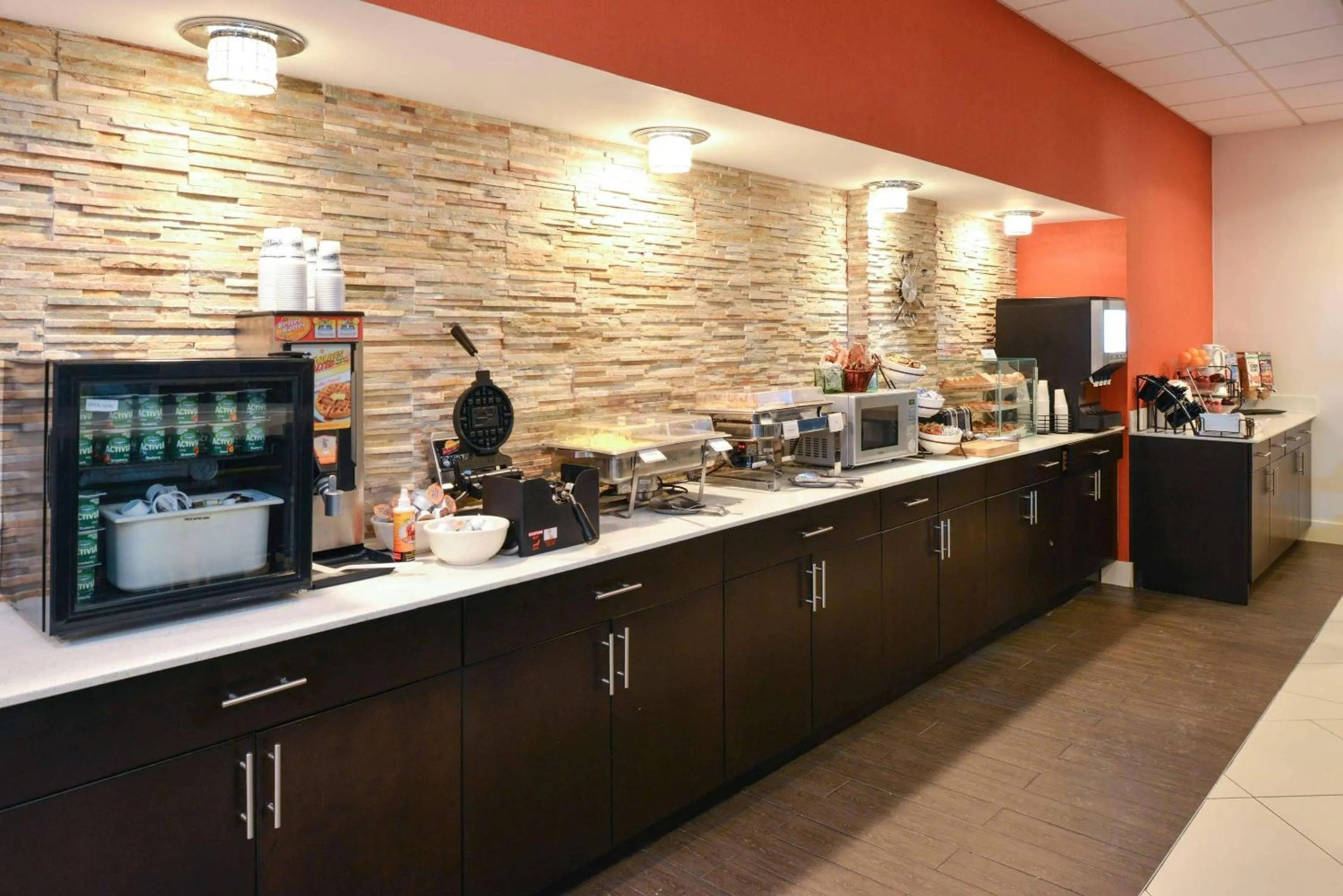 Breakfast in Country Inn & Suites by Radisson Nashville Airport TN