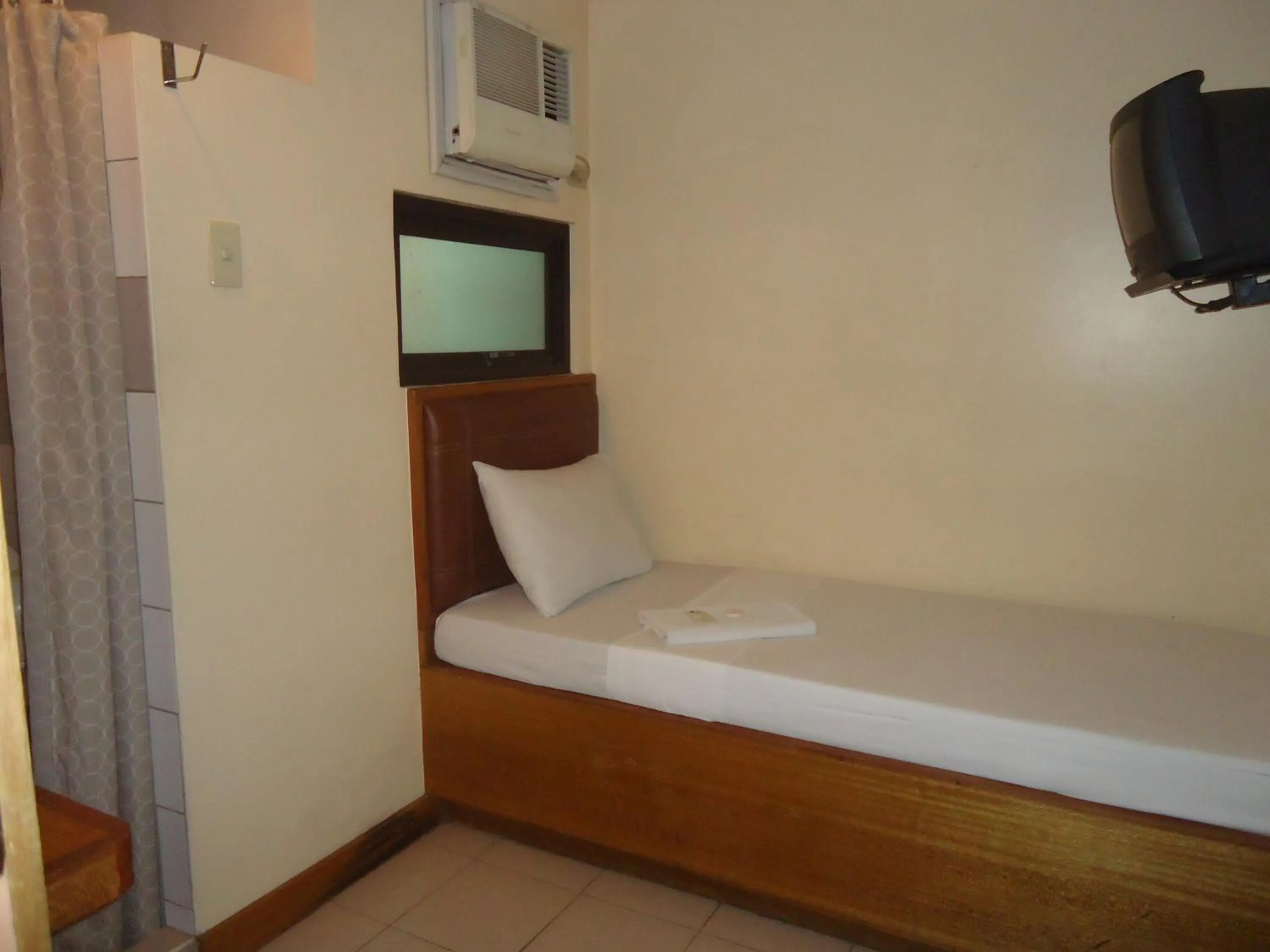 Photo of the whole room, Bed in Park Bed and Breakfast Hotel Pasay